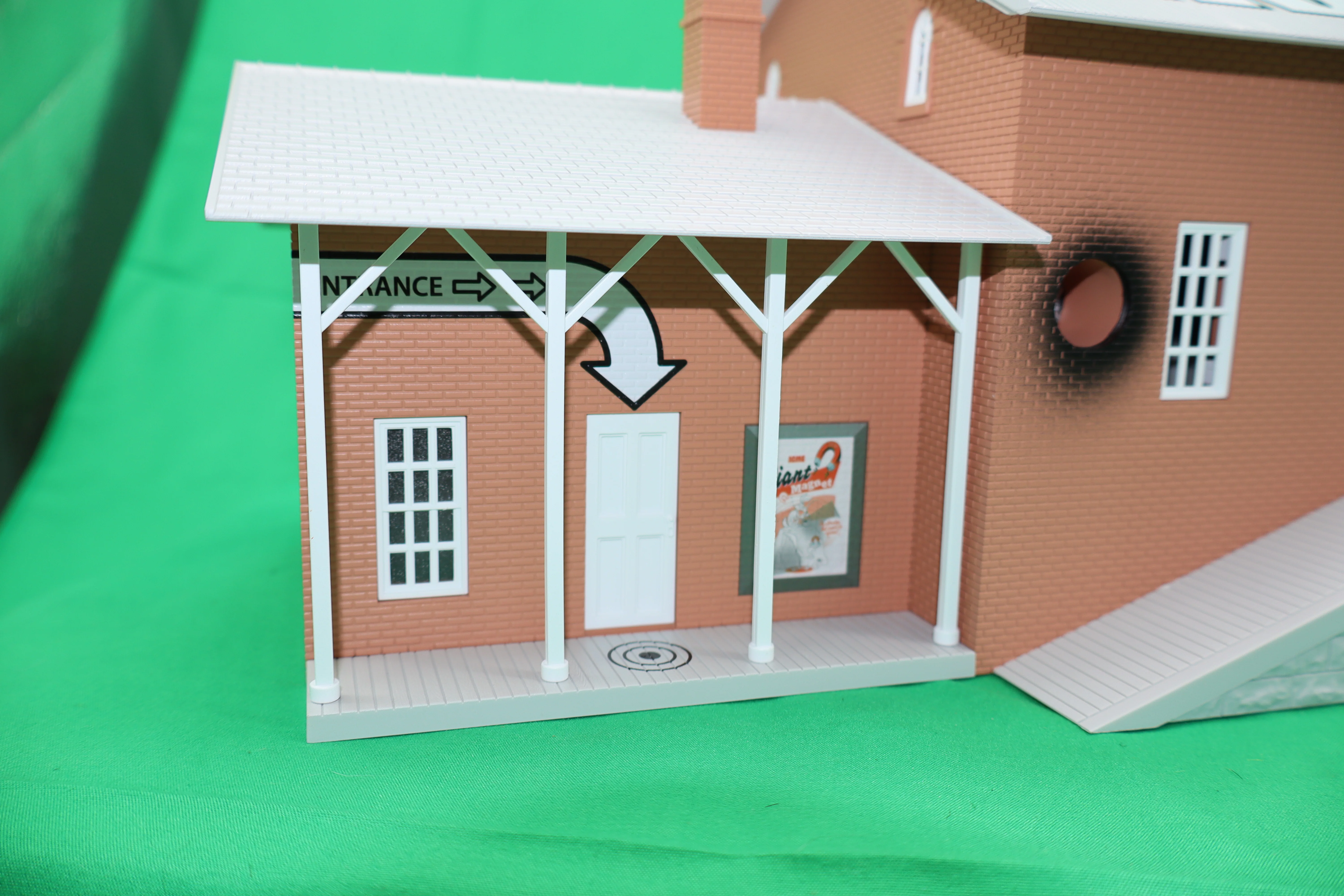 Lionel 2429020 - Looney Tunes - ACME Dynamite Factory Building - Image 3