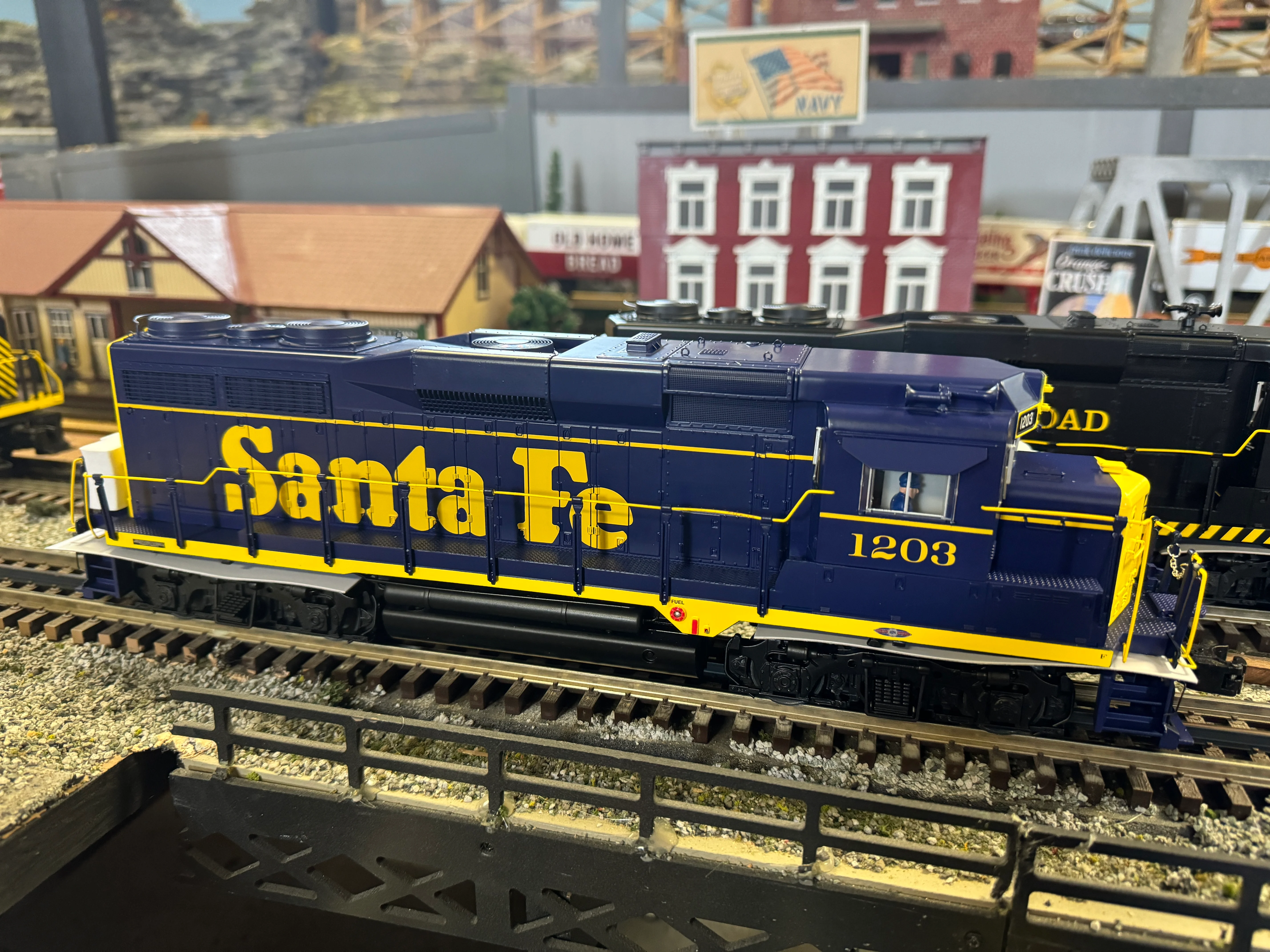 Lionel 2433152 - Legacy GP30 Diesel Engine "Santa Fe" #1220 - Image 2
