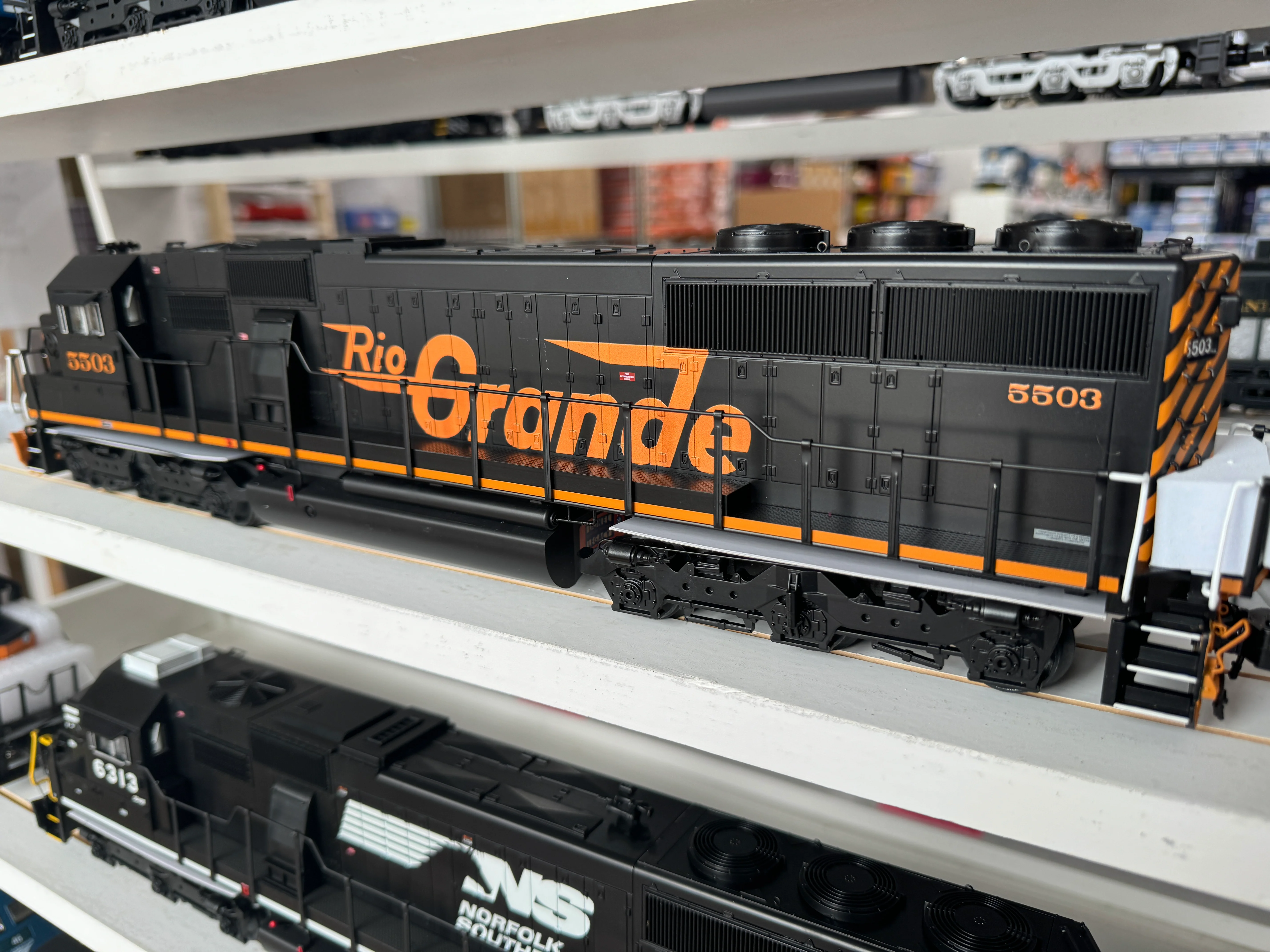 Lionel 2433269 - Legacy SD50 SuperBass "Rio Grande" #5515 (Non-Powered) - Image 4