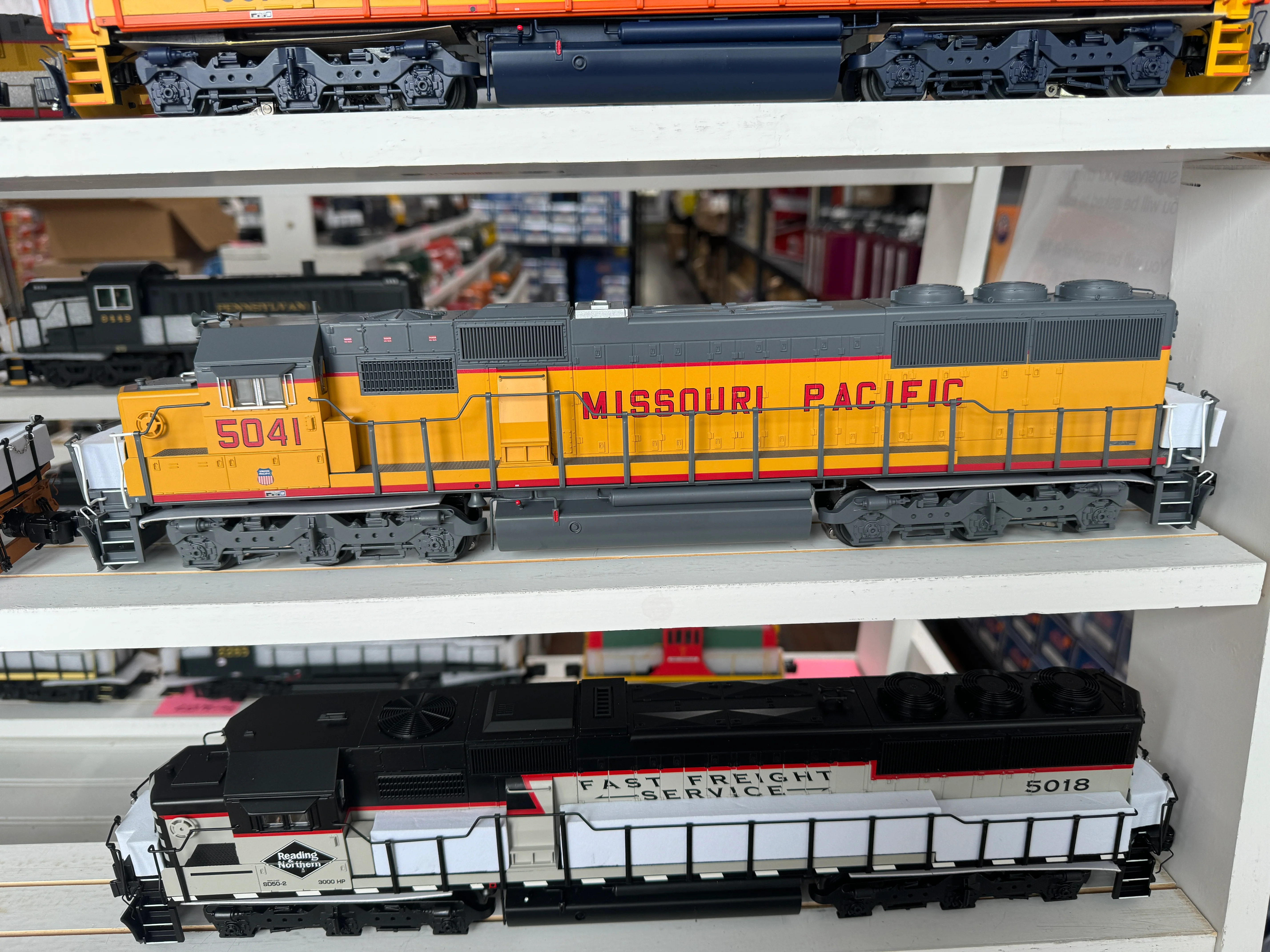 Lionel 2433279 - Legacy SD50 SuperBass "Missouri Pacific" #5050 (Non-Powered) - Image 3