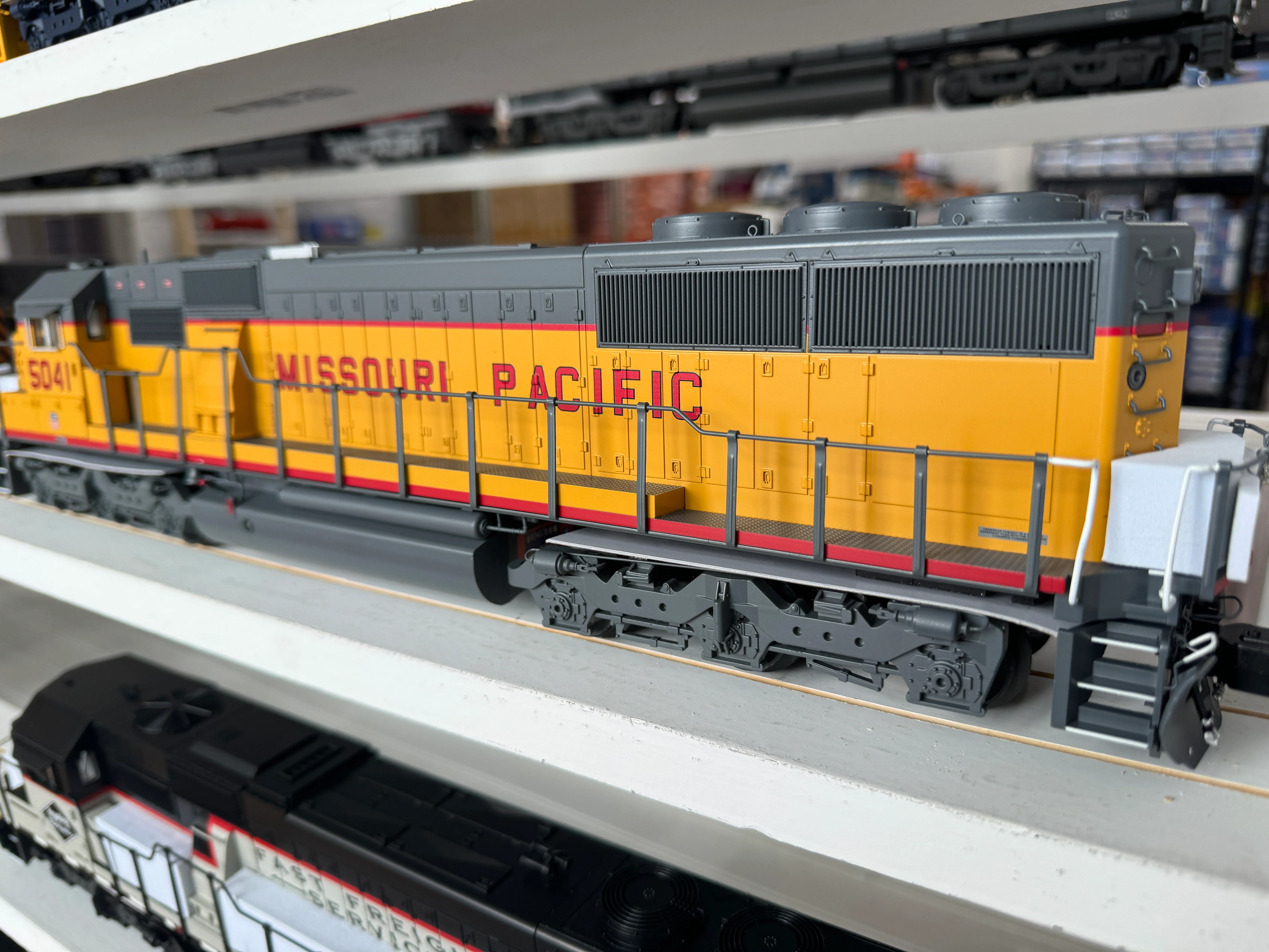 Lionel 2433279 - Legacy SD50 SuperBass "Missouri Pacific" #5050 (Non-Powered) - Image 4