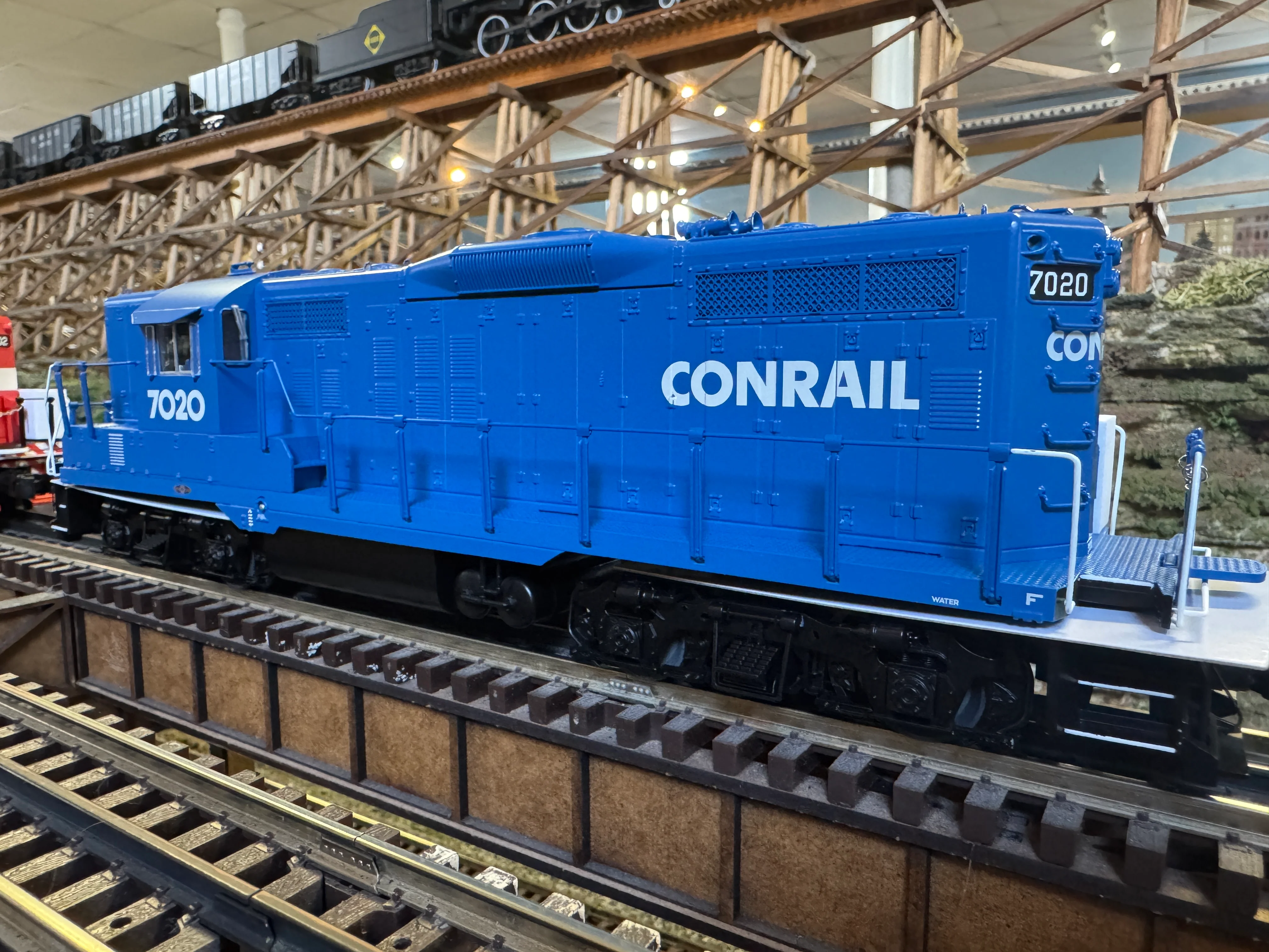 Lionel 2433371 - Legacy GP9 Diesel Locomotive "Conrail" #7020 - Image 4