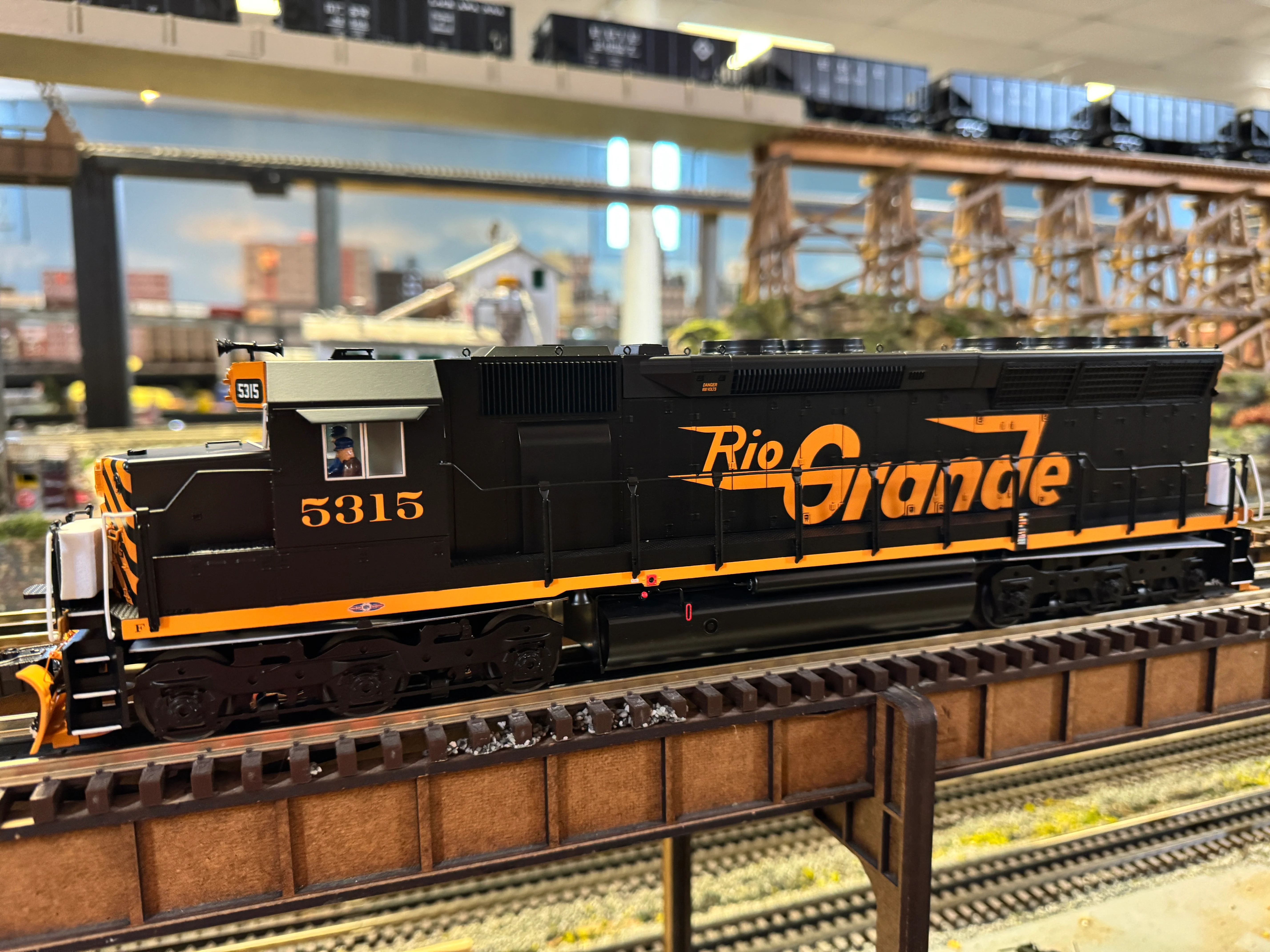 Lionel 2433542 - Legacy SD45 Diesel Locomotive "Denver & Rio Grande" #5326 - Image 2