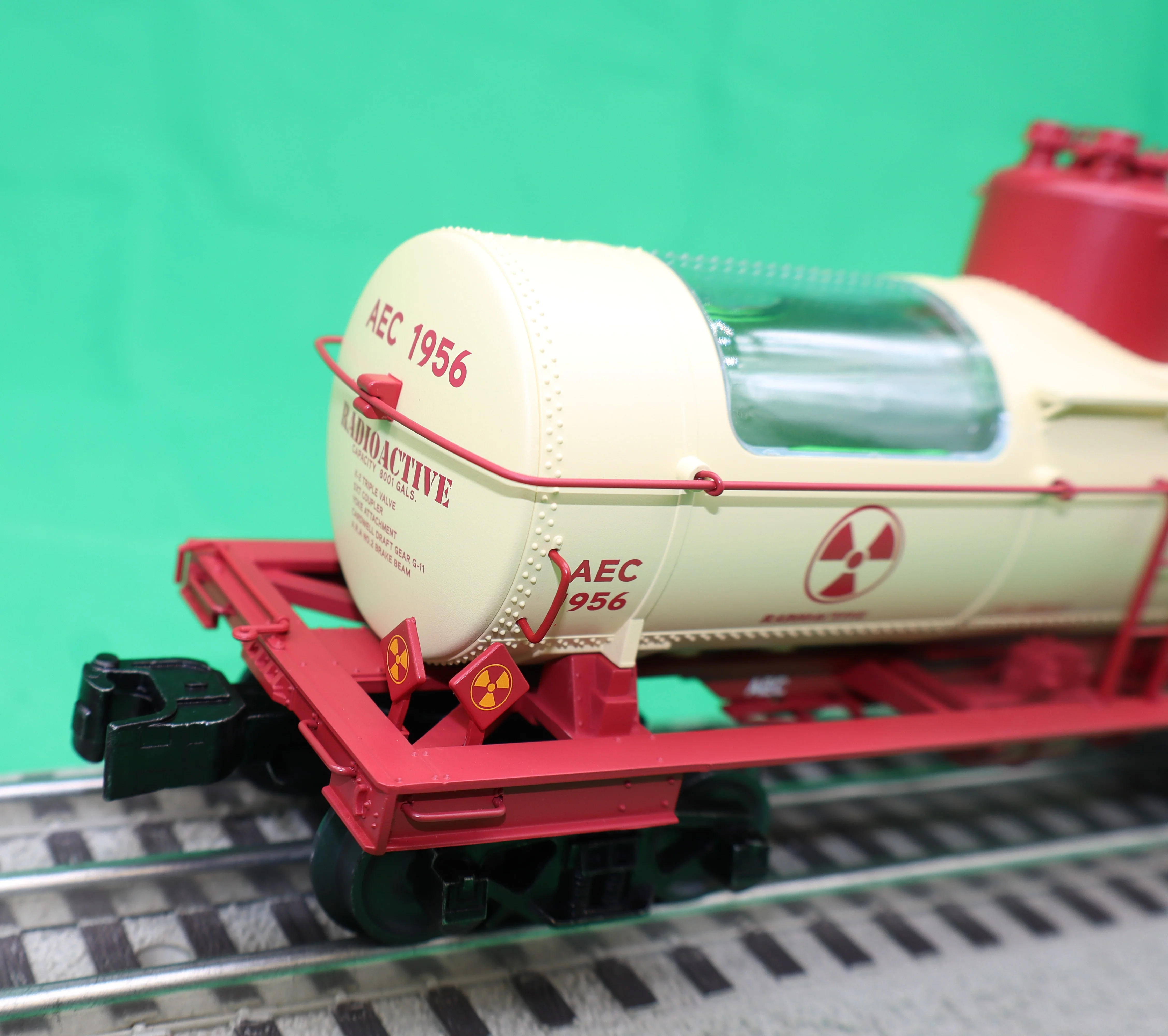 Lionel 2526240 - 8k Gallon Tank Car "AEC" #1956 - Image 2