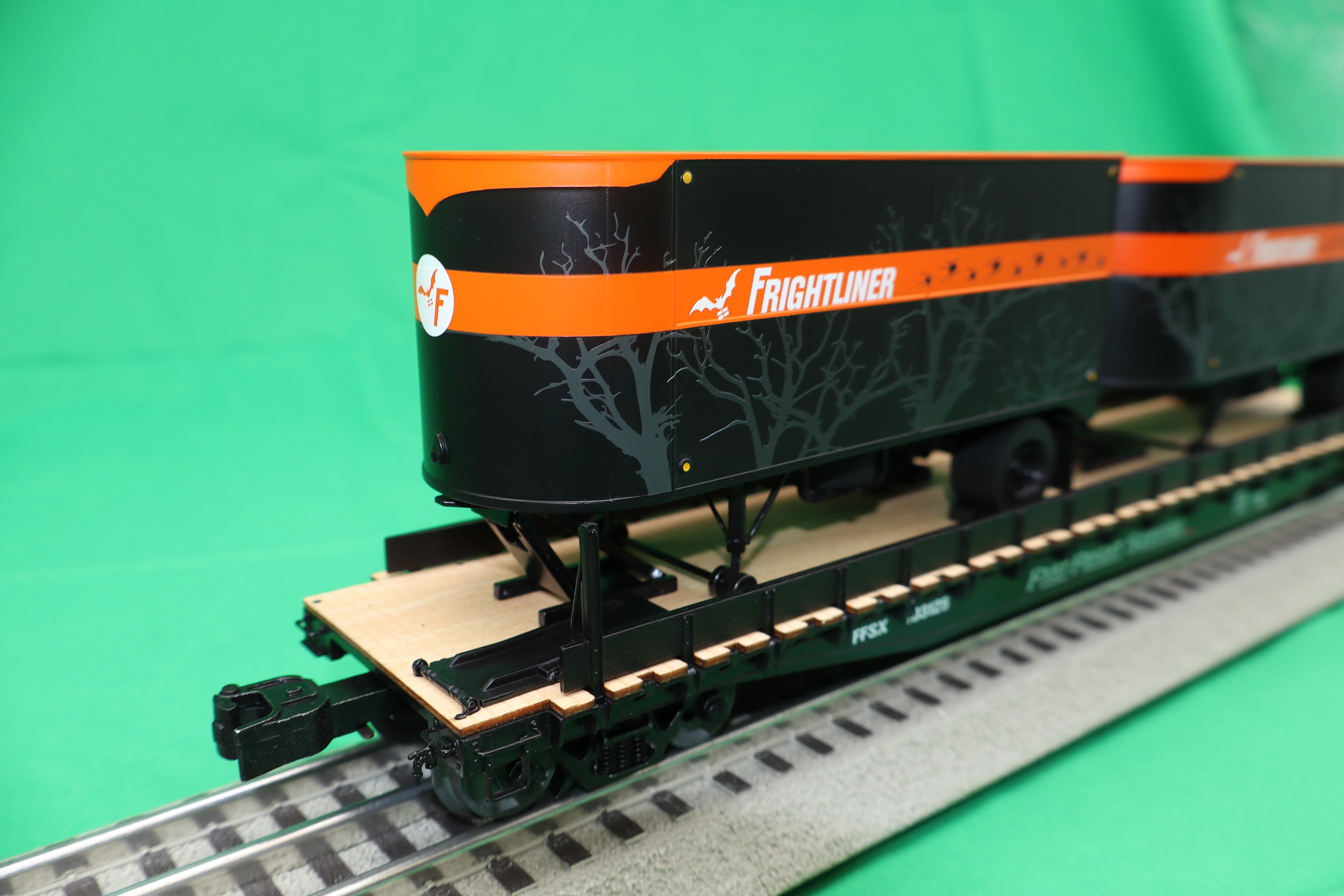 Lionel 2526400 - Flat Car "FrightLiner" w/ 2 Trailers #103125 - Image 2