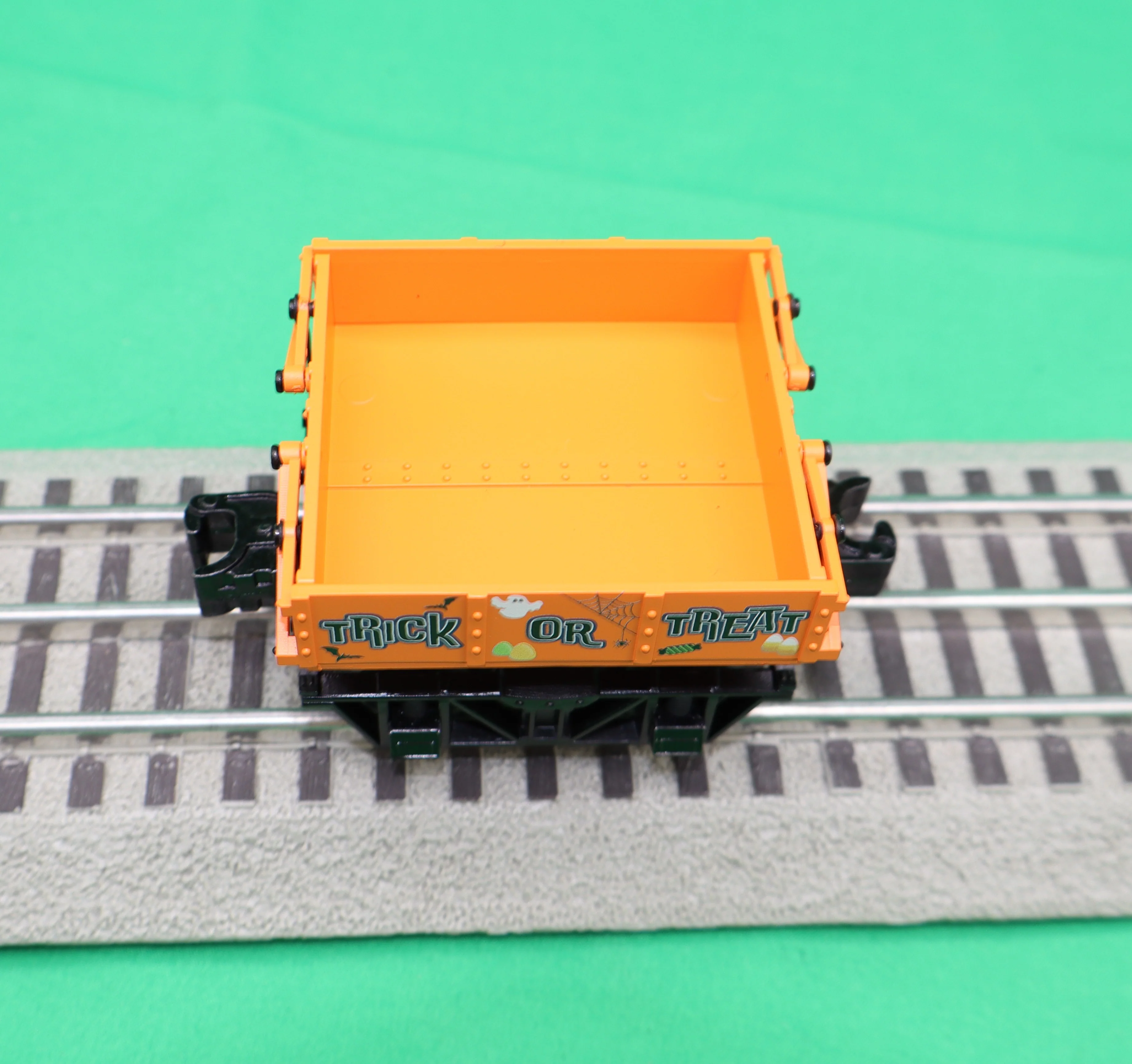 Lionel 2526610 - Disconnect Candy Dump Cars "Halloween" (4-Car) - Image 2