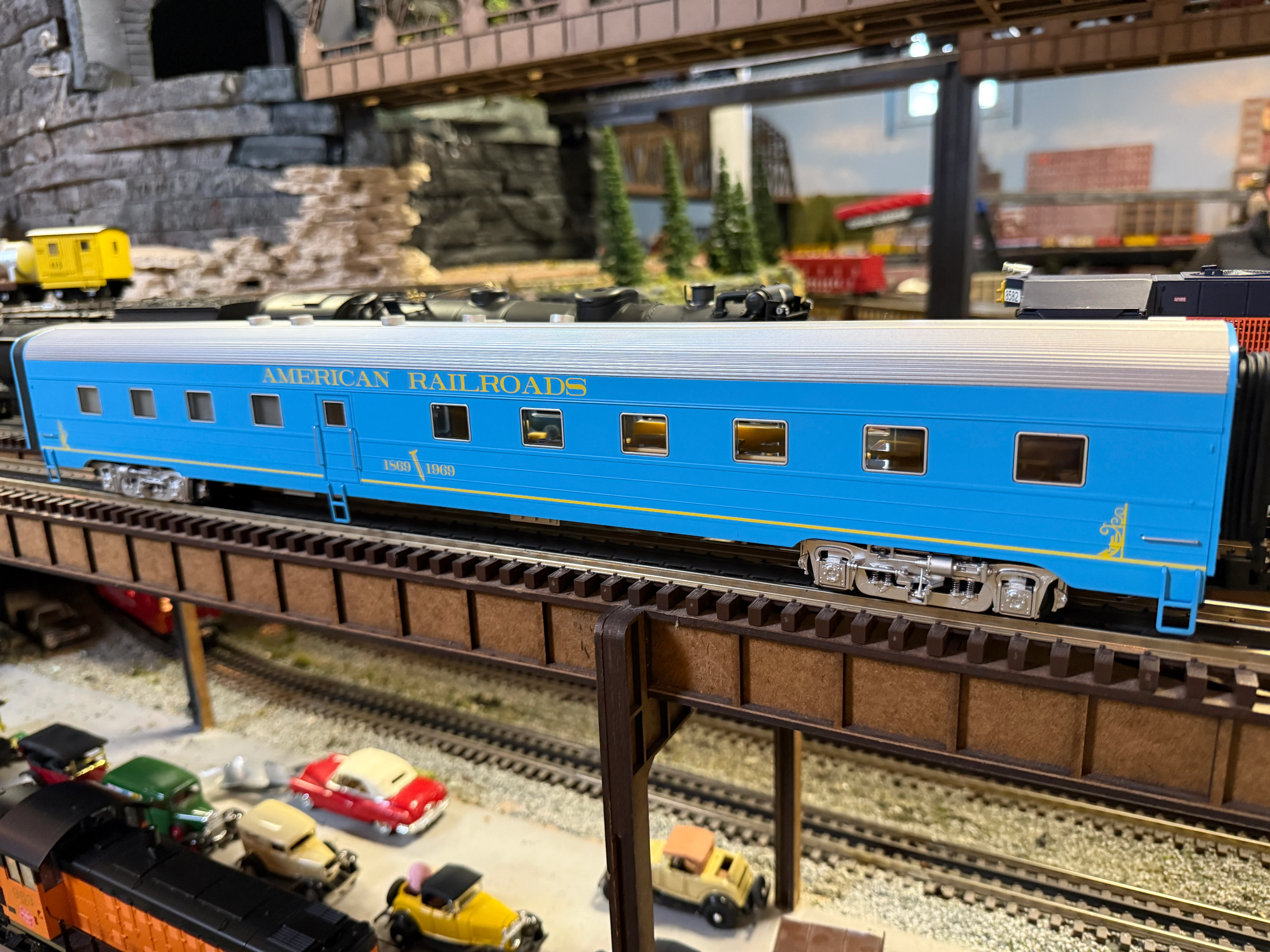 Lionel 2527040 - 21" Stationsounds Twin Unit Diner Set "American Railroads" (2-Car) - Image 2