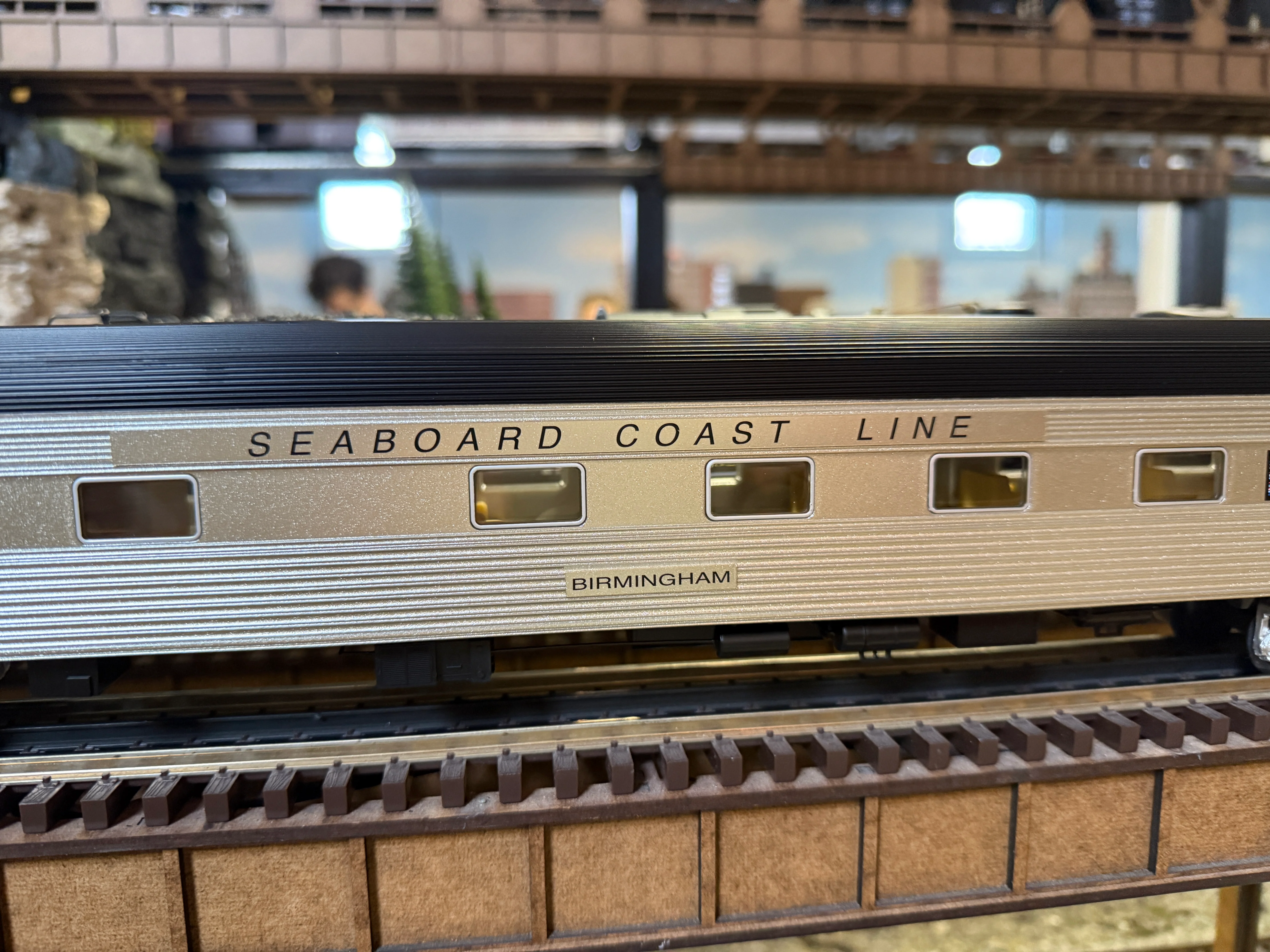 Lionel 2527360 - Vision Line 21" Passenger Car Set "Amtrak" (2-Car) Rainbow, Phase I