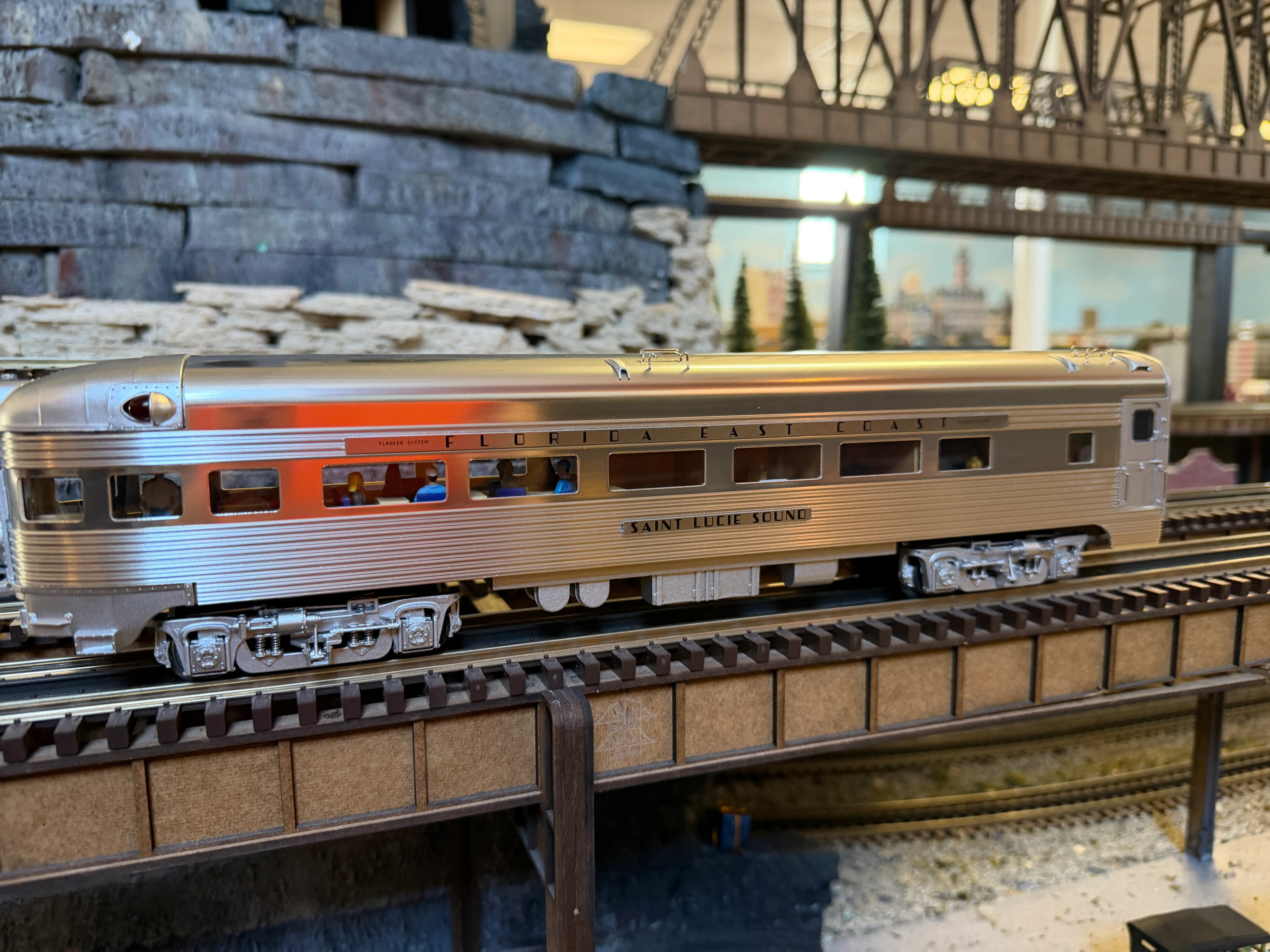 Lionel 2527710 - 15" Aluminum StationSounds Diner "Florida East Coast" #Fort Mantanza - Image 2