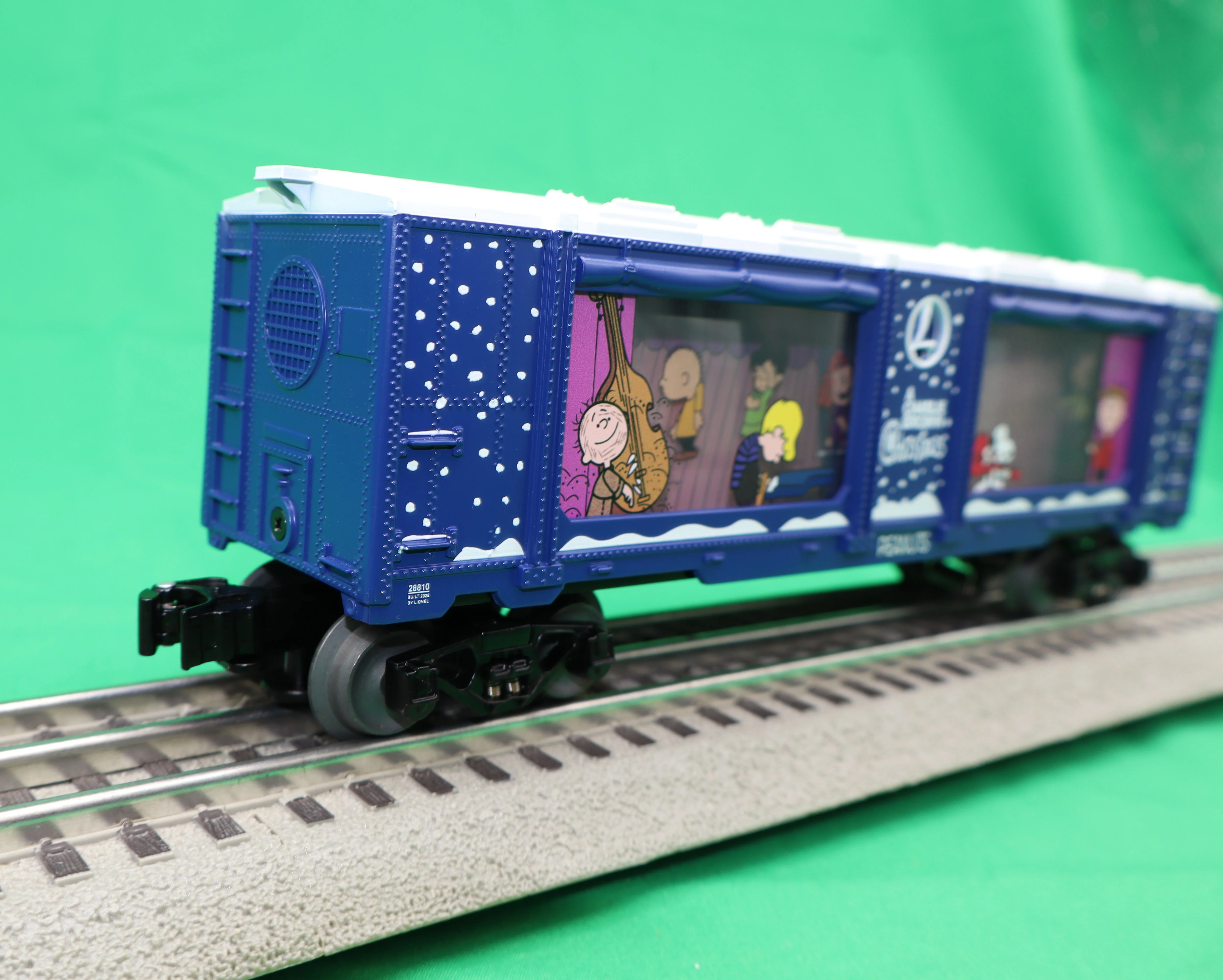 Lionel 2528810 - PEANUTS - 75th Anniversary Aquarium Car "A Charlie Brown Christmas" - Image 2