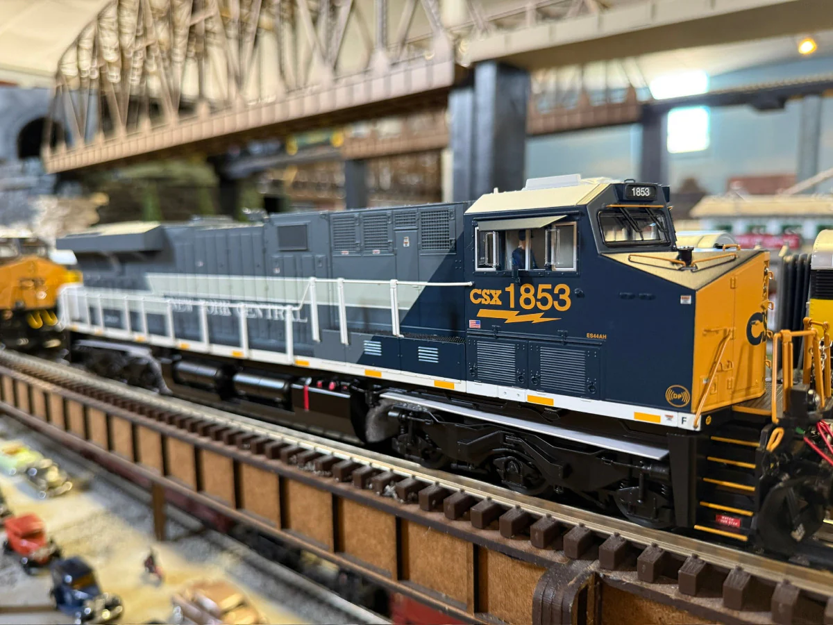 Lionel 2533551 - Legacy ES44 Diesel Locomotive "New York Central" #1853 (CSX) - Image 2