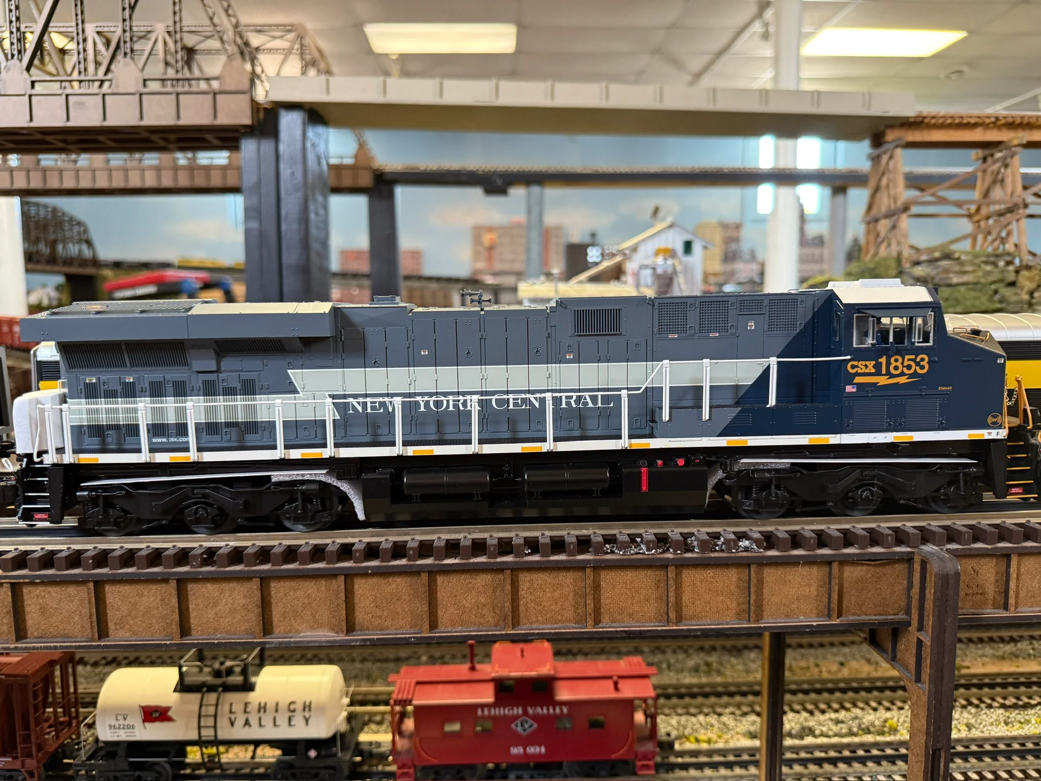 Lionel 2533551 - Legacy ES44 Diesel Locomotive "New York Central" #1853 (CSX) - Image 4