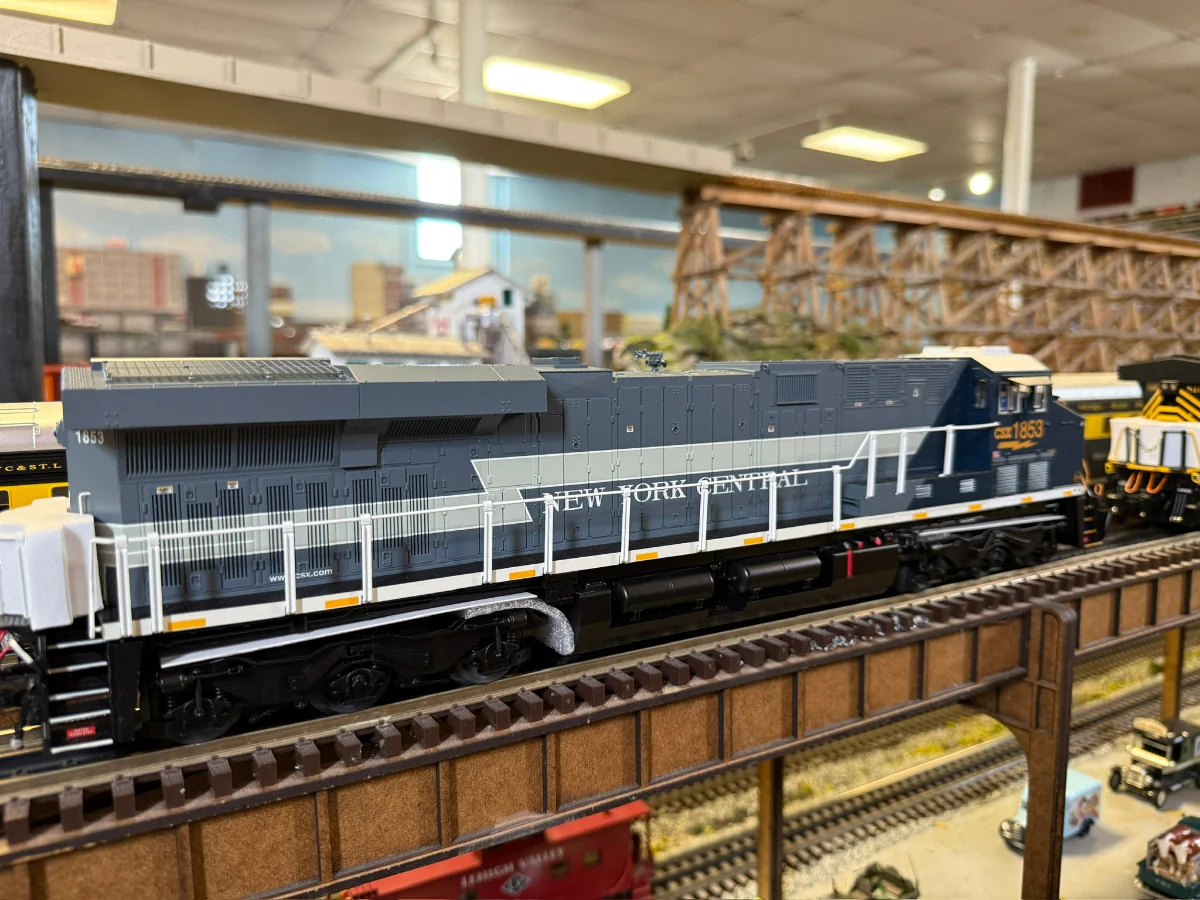 Lionel 2533551 - Legacy ES44 Diesel Locomotive "New York Central" #1853 (CSX) - Image 5