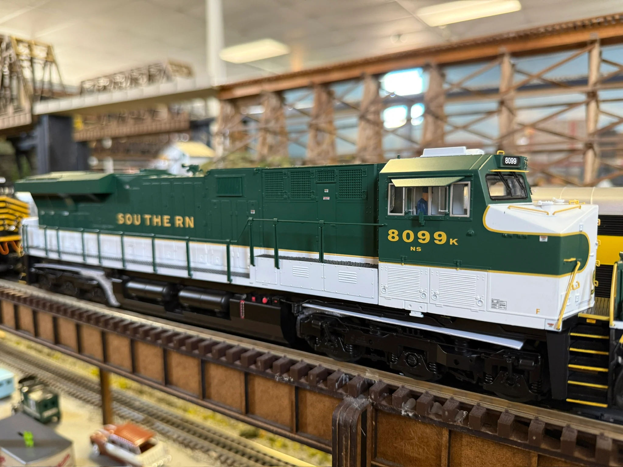 Lionel 2533631 - Legacy ES44 Diesel Locomotive "Southern" #8099 (Norfolk Southern) - Image 2