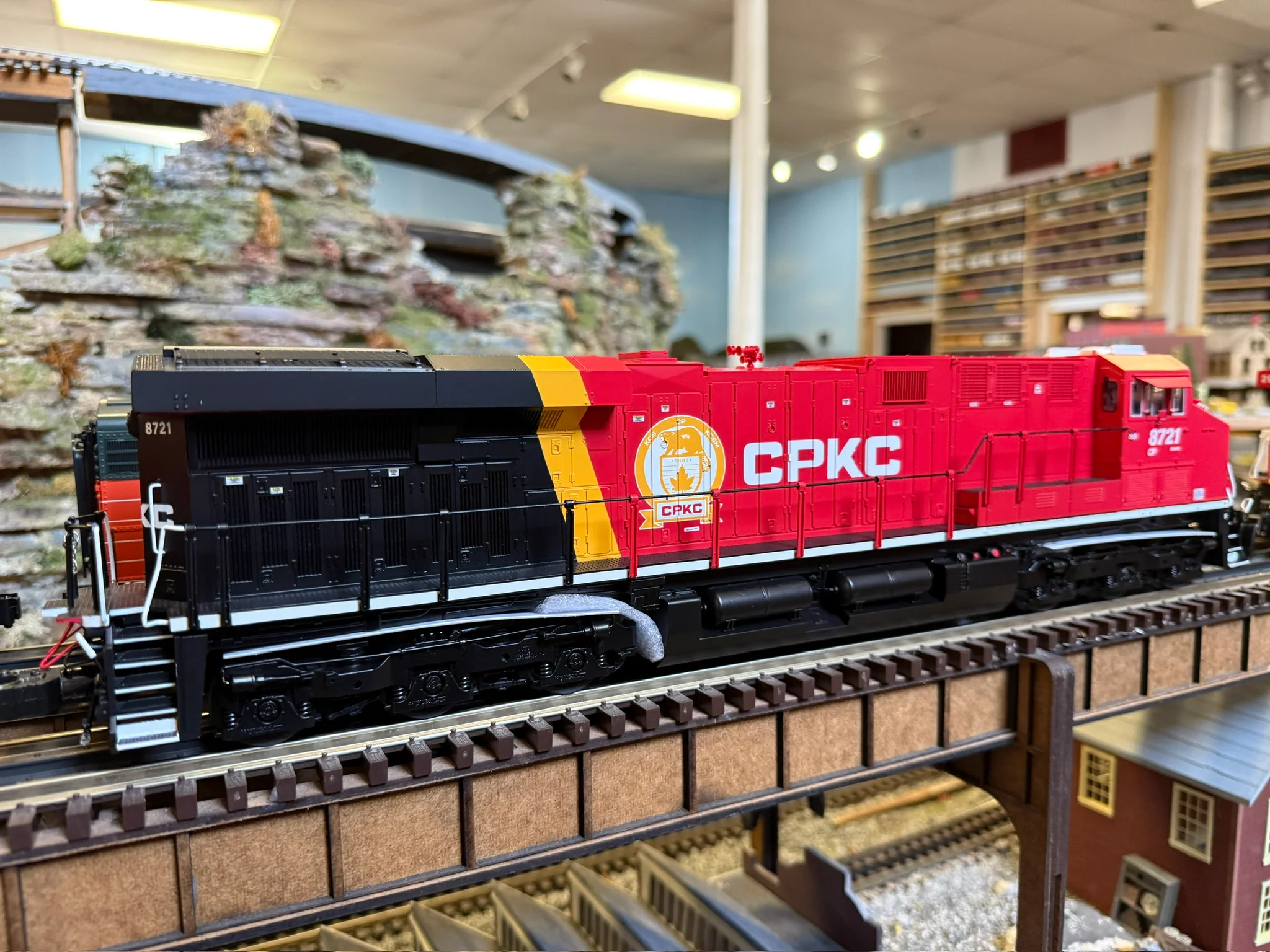 Lionel 2533651 - Legacy ES44 Diesel Locomotive "Canadian Pacific" #8721 - Image 5