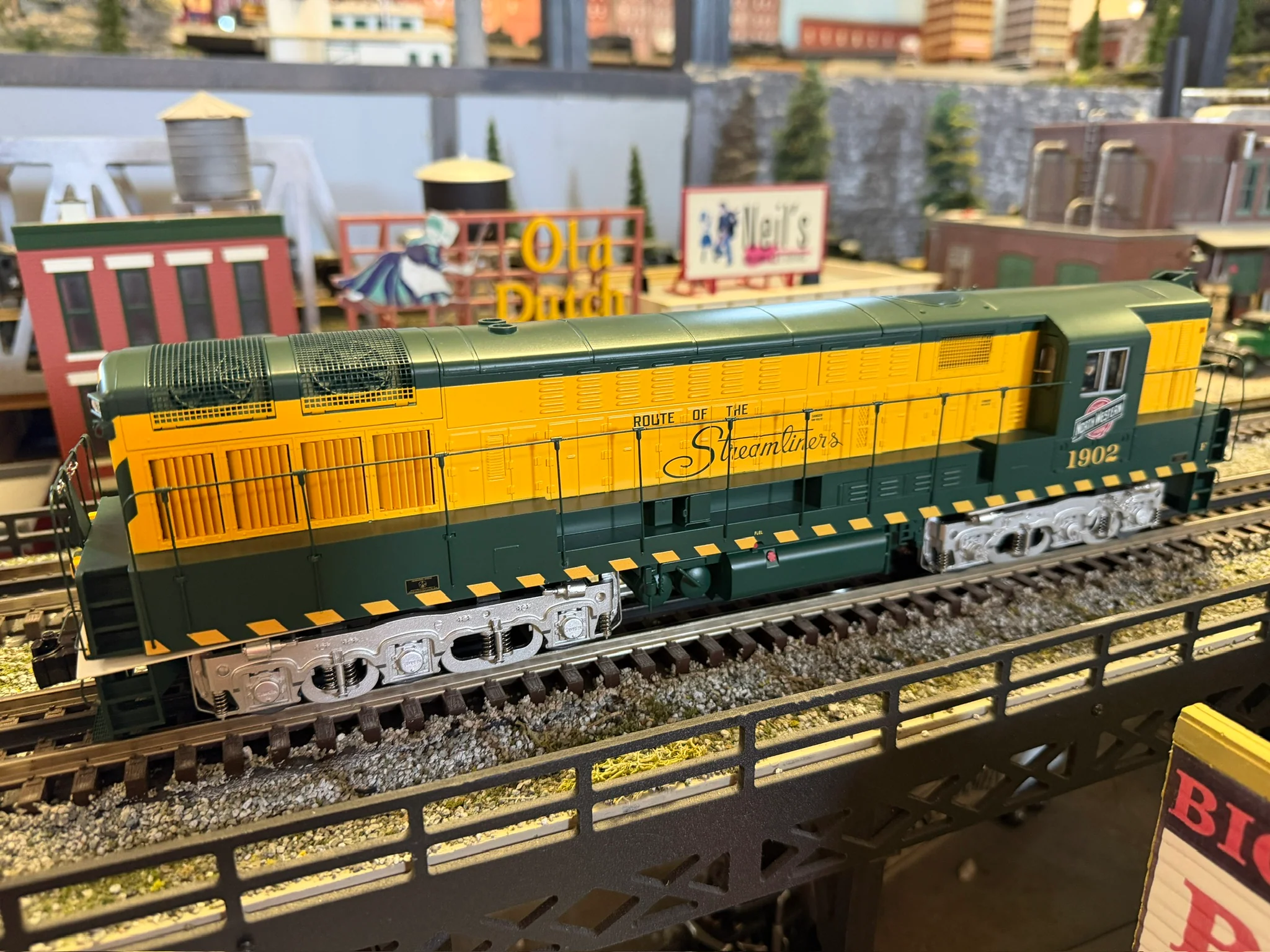 Lionel 2533681 - Legacy TrainMaster Diesel Locomotive "Chicago & North Western" #1902 - Image 5