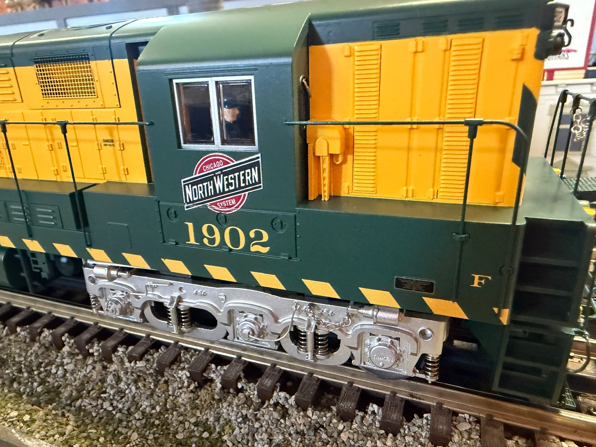 Lionel 2533682 - Legacy TrainMaster Diesel Locomotive "Chicago & North Western" #1906 - Image 2