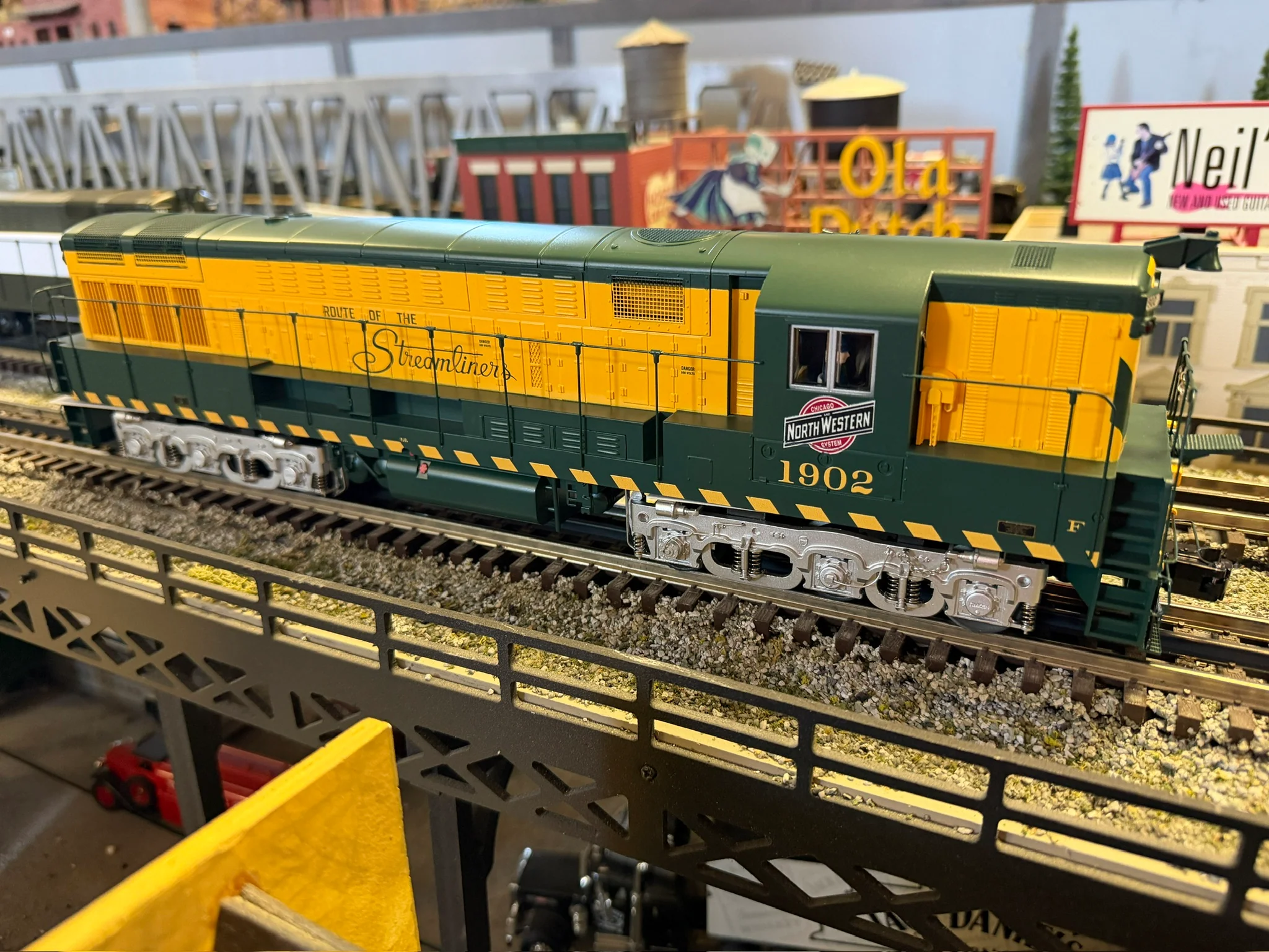 Lionel 2533682 - Legacy TrainMaster Diesel Locomotive "Chicago & North Western" #1906 - Image 3