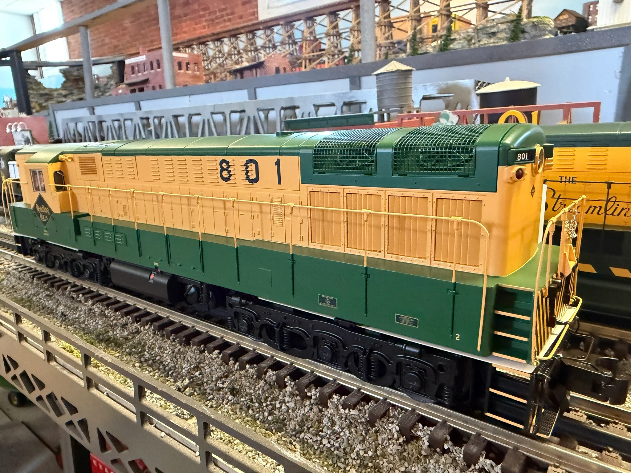 Lionel 2533711 - Legacy TrainMaster Diesel Locomotive "Reading" #801 - Image 4