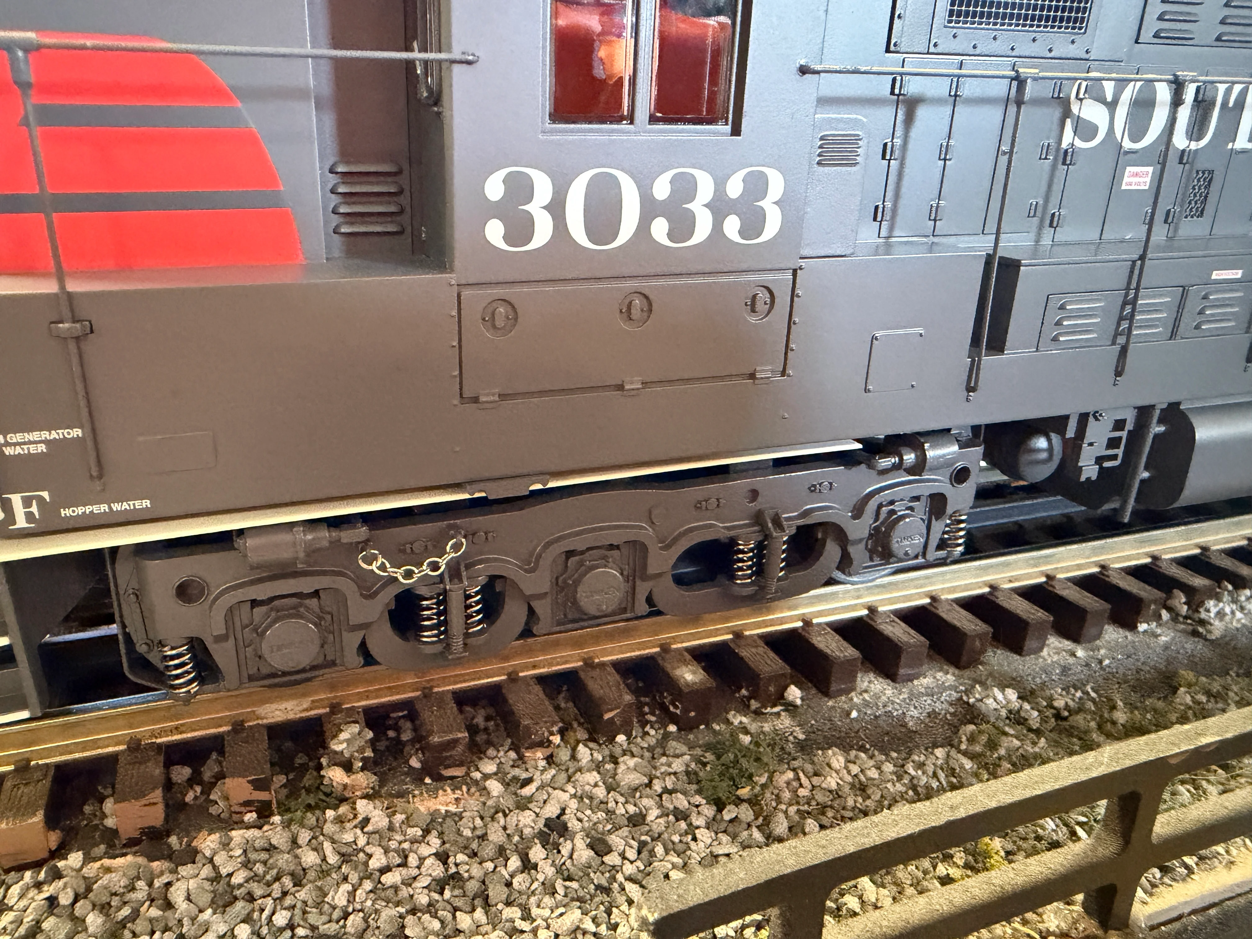 Lionel 2533722 - Legacy TrainMaster Diesel Locomotive "Southern Pacific" #3033 - Image 2