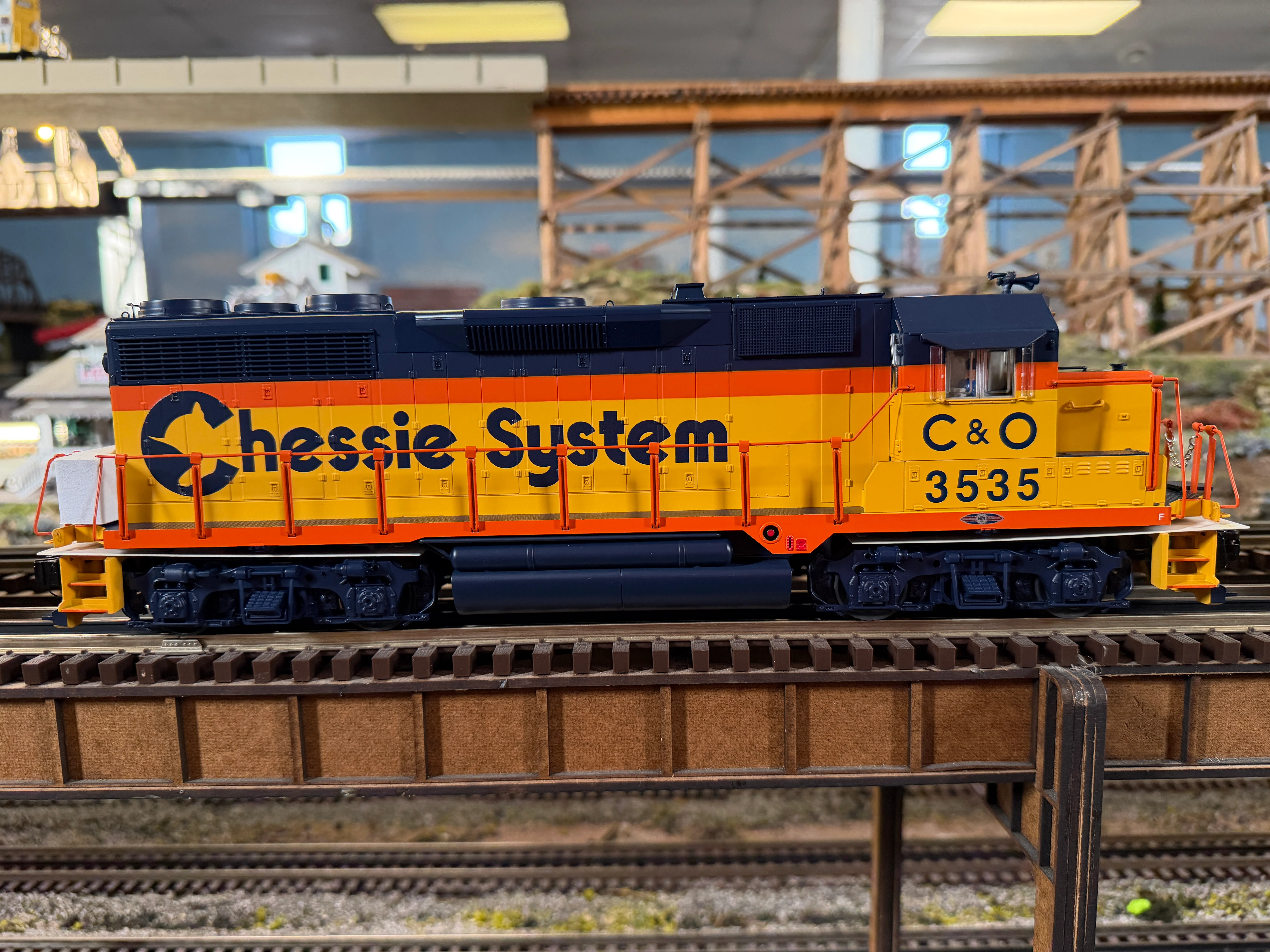 Lionel 2533771 - Legacy GP35 Diesel Locomotive "Chessie System" #3535 (Chesapeake & Ohio) - Image 4