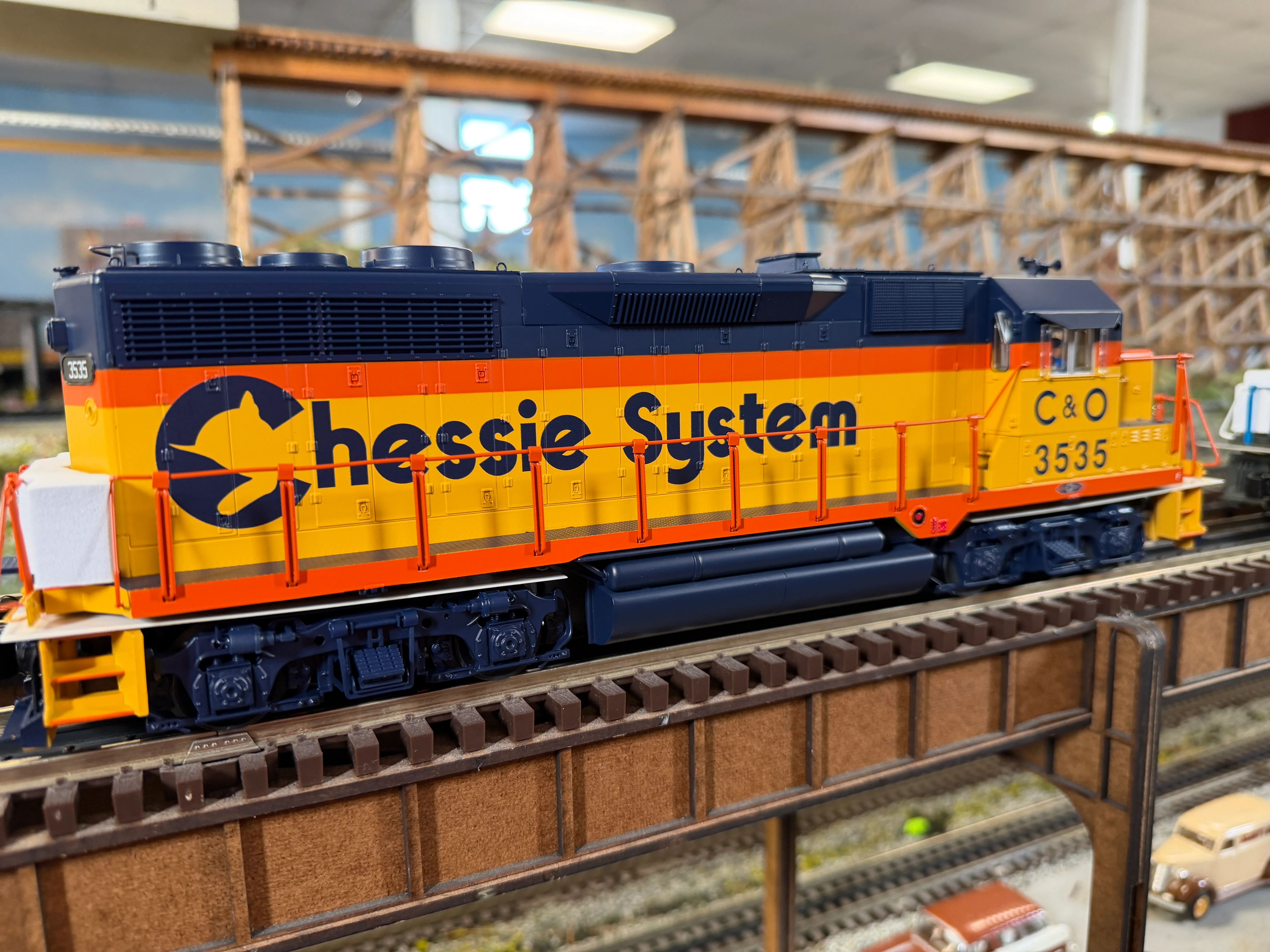 Lionel 2533771 - Legacy GP35 Diesel Locomotive "Chessie System" #3535 (Chesapeake & Ohio) - Image 5