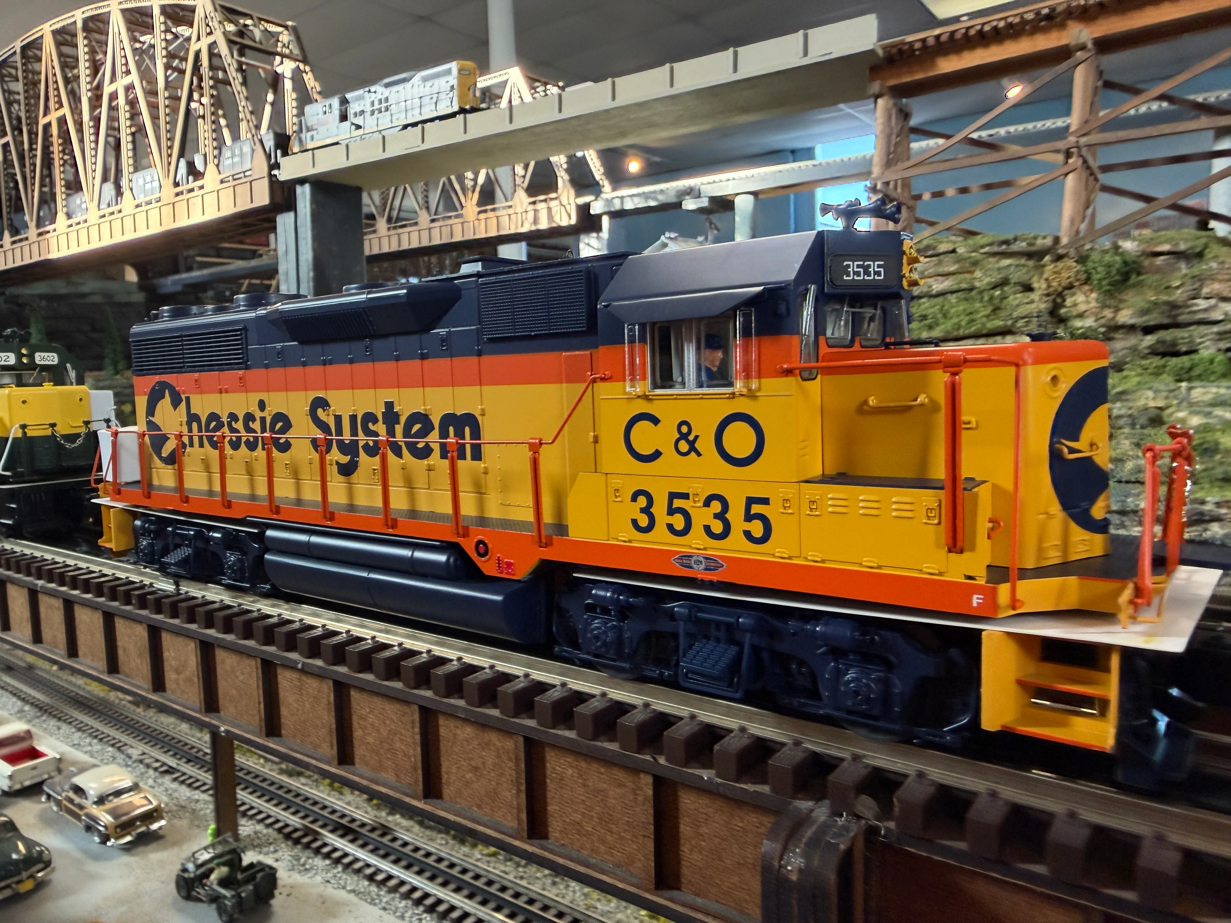 Lionel 2533772 - Legacy GP35 Diesel Locomotive "Chessie System" #3563 (Chesapeake & Ohio) - Image 2