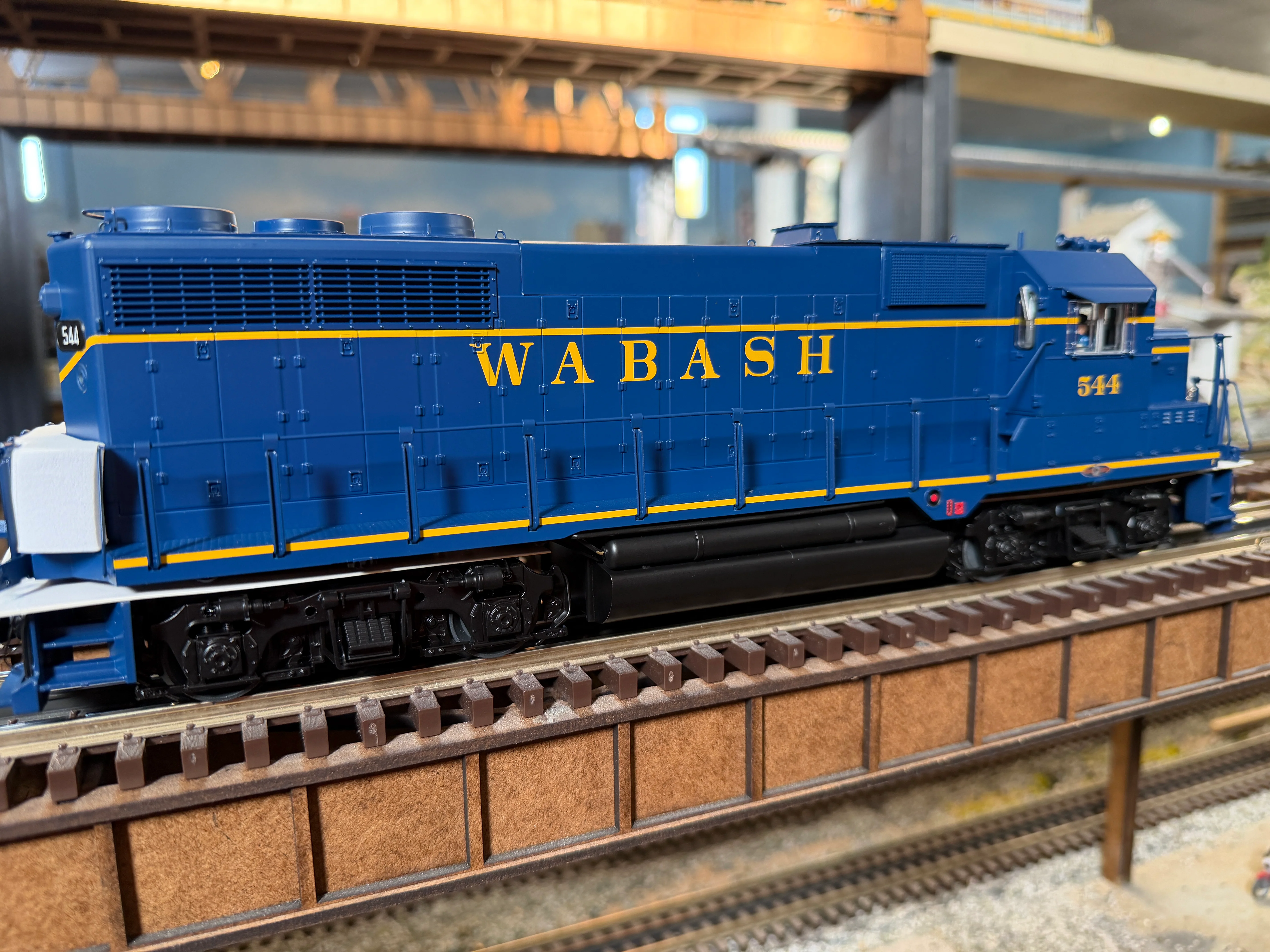 Lionel 2533801 - Legacy GP35 Diesel Locomotive "Wabash" #544 - Image 5