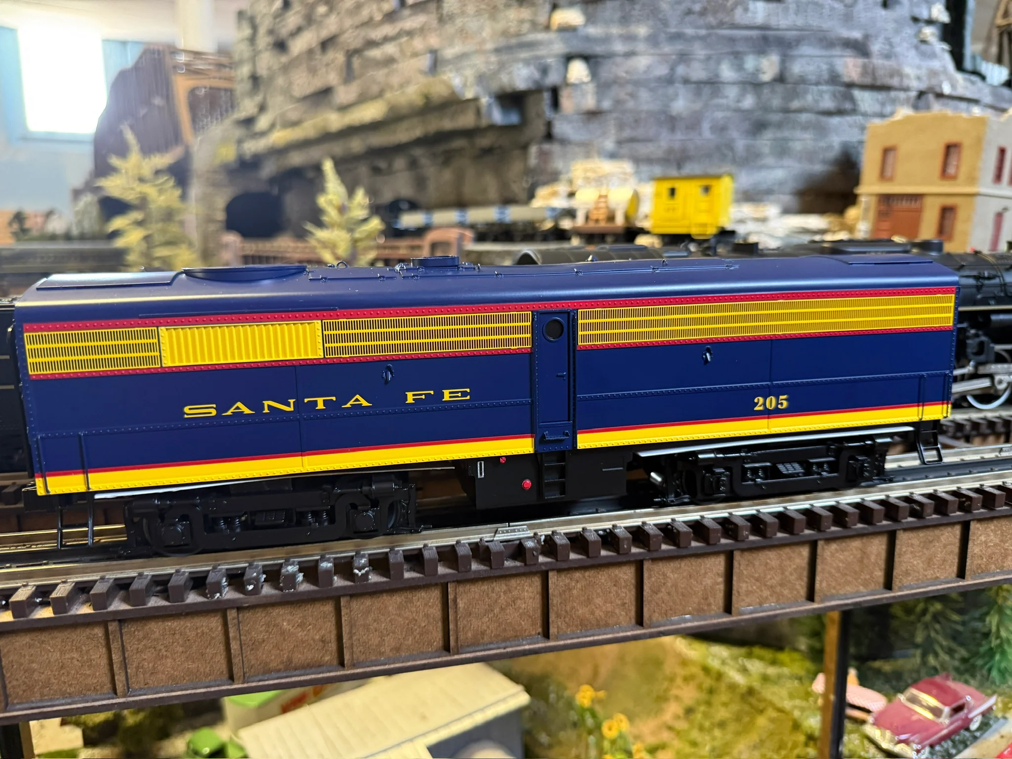 Lionel 2533878 - Legacy FB-2 Diesel Locomotive "Santa Fe" #205 (Powered) - Image 4