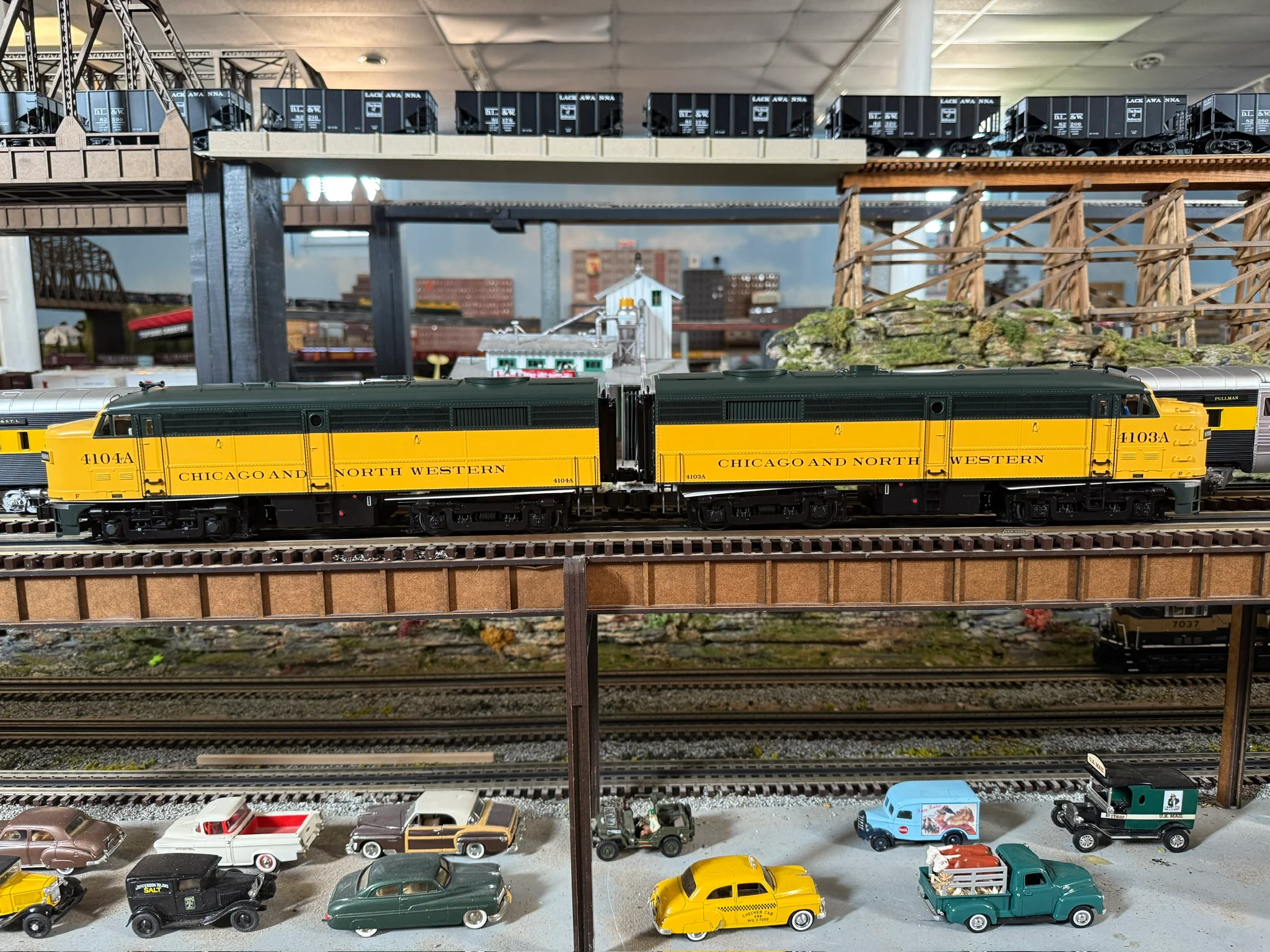 Lionel 2533900 - Legacy FA-2 AA Diesel Set "Chicago & North Western" #4103A/4104A - Image 4