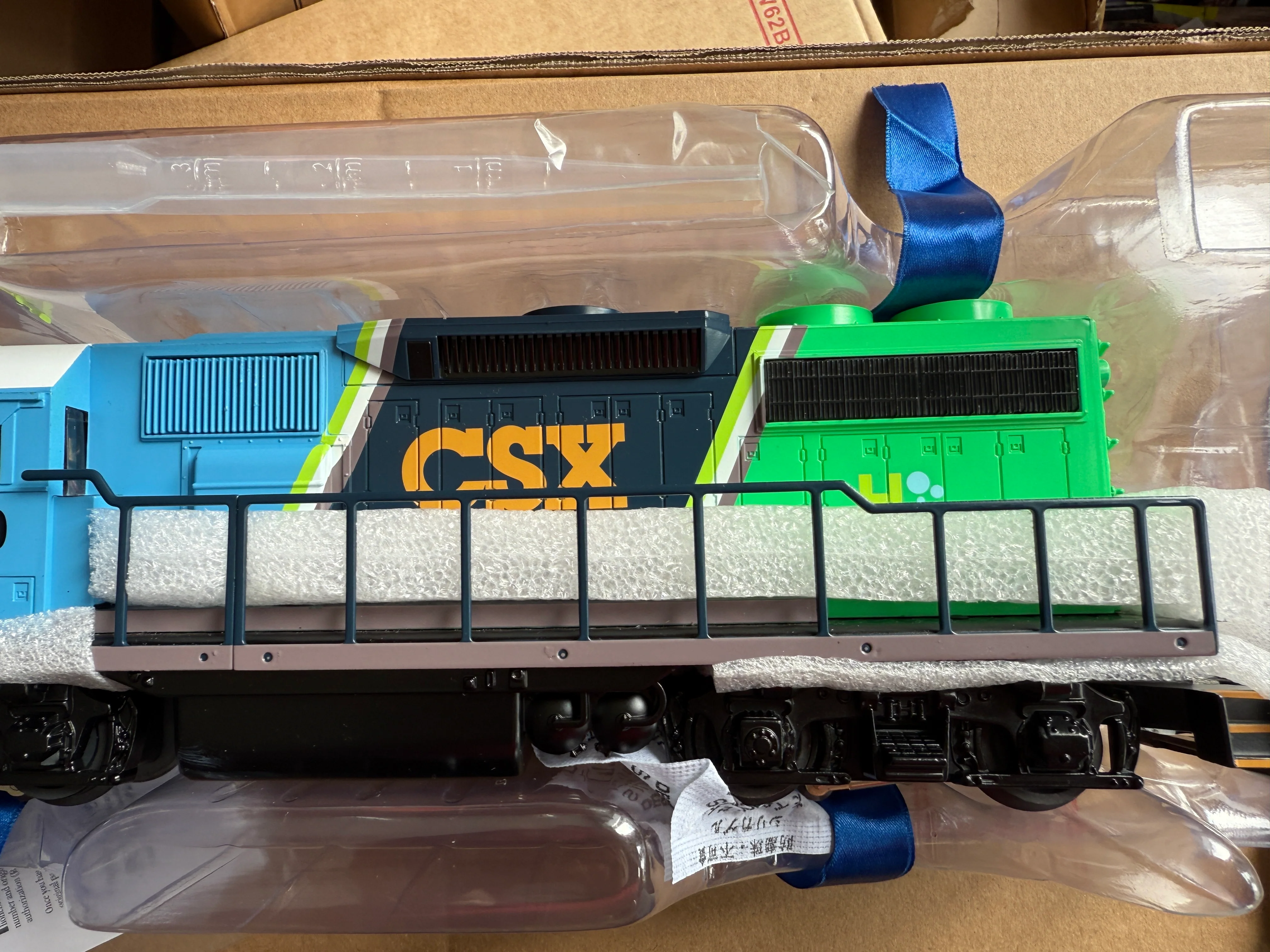 Lionel 2534010 -  LionChief+ 2.0 GP38 Diesel Locomotive "CSX" #2100 - Image 3