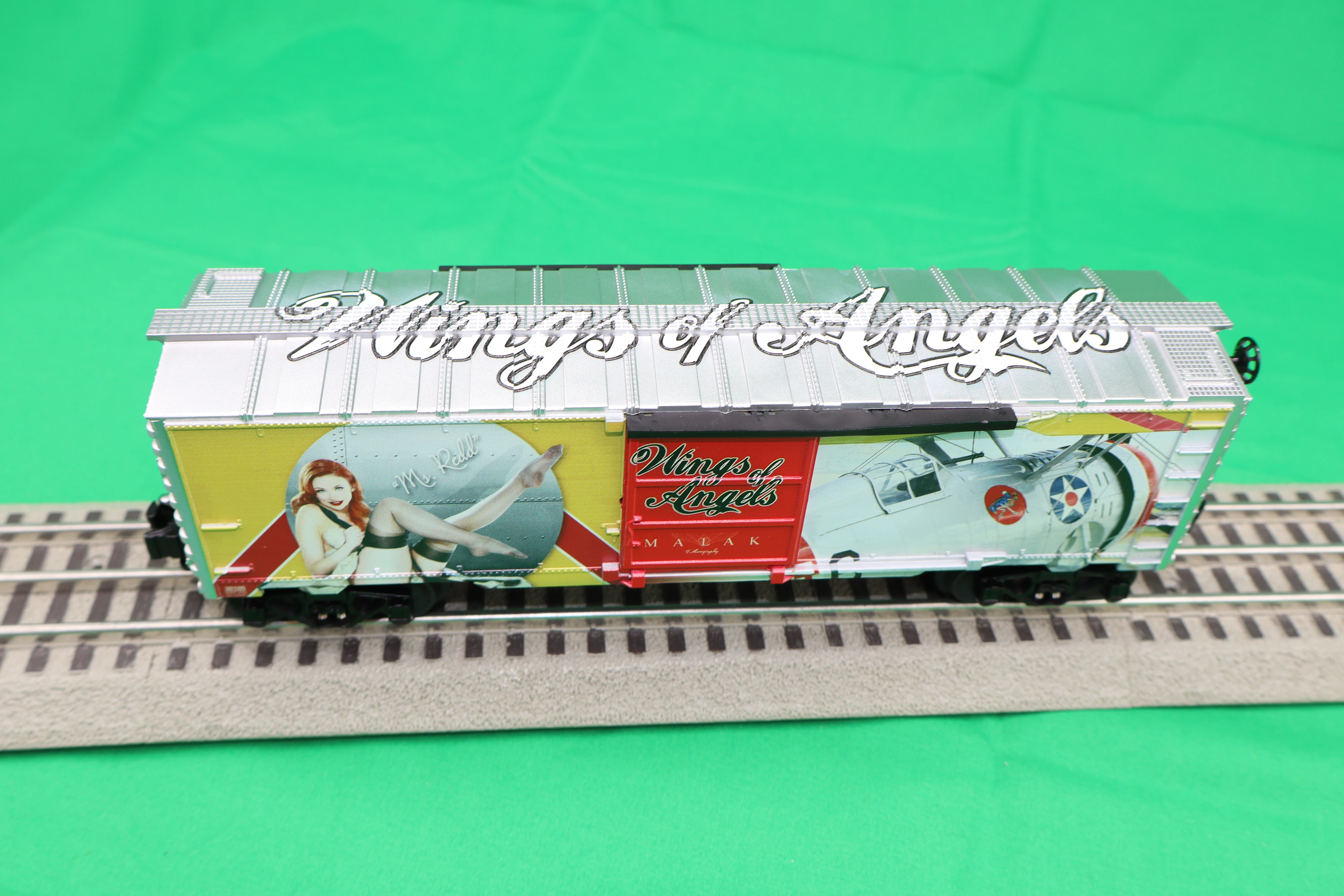 Lionel 2538180 - U.S. Army Boxcar "Wings of Angels - Jessamyne" (Rockin' the Red) - Image 2