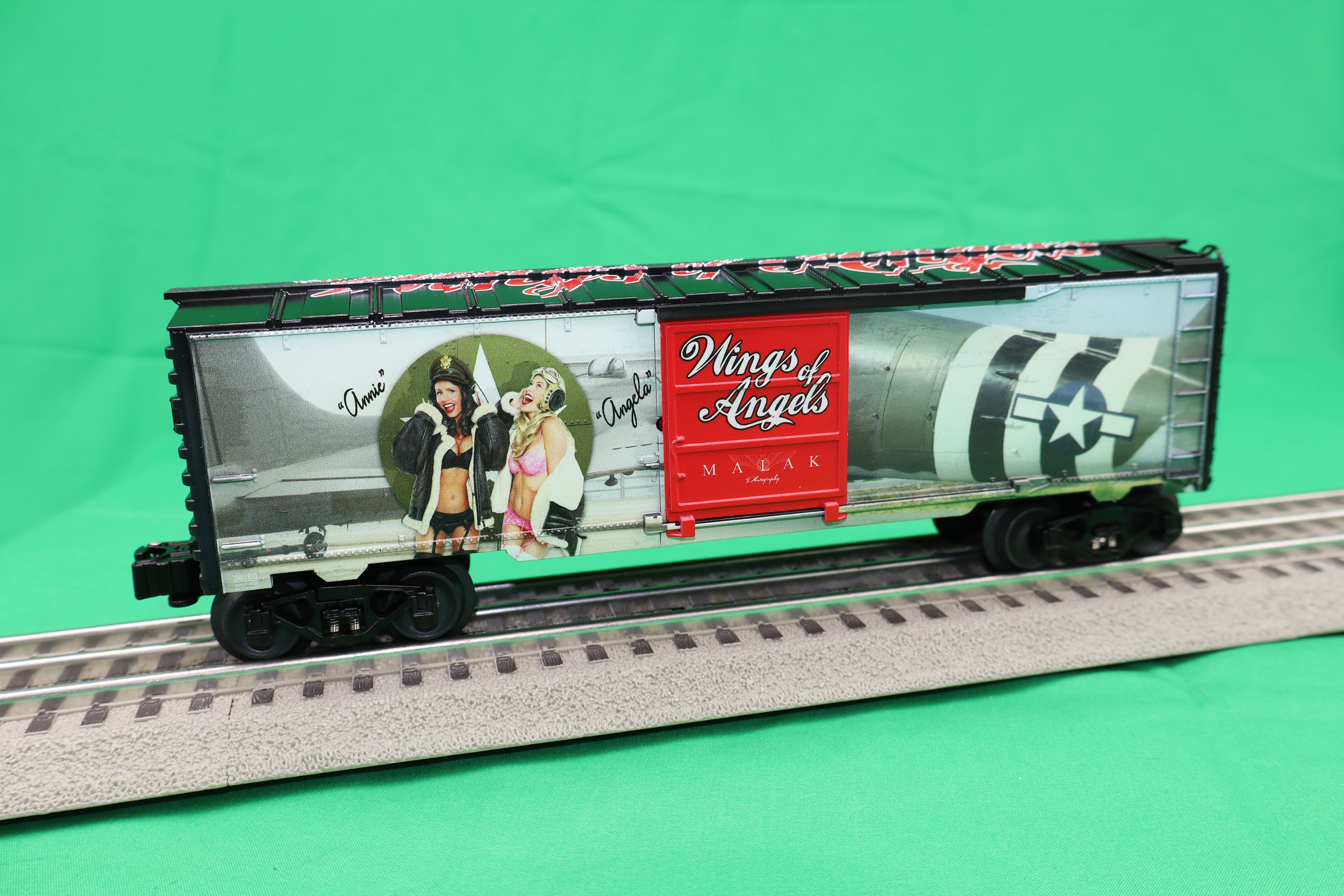 Lionel 2538190 - U.S. Army Boxcar "Wings of Angels - High Altitude Hotties" - Image 3