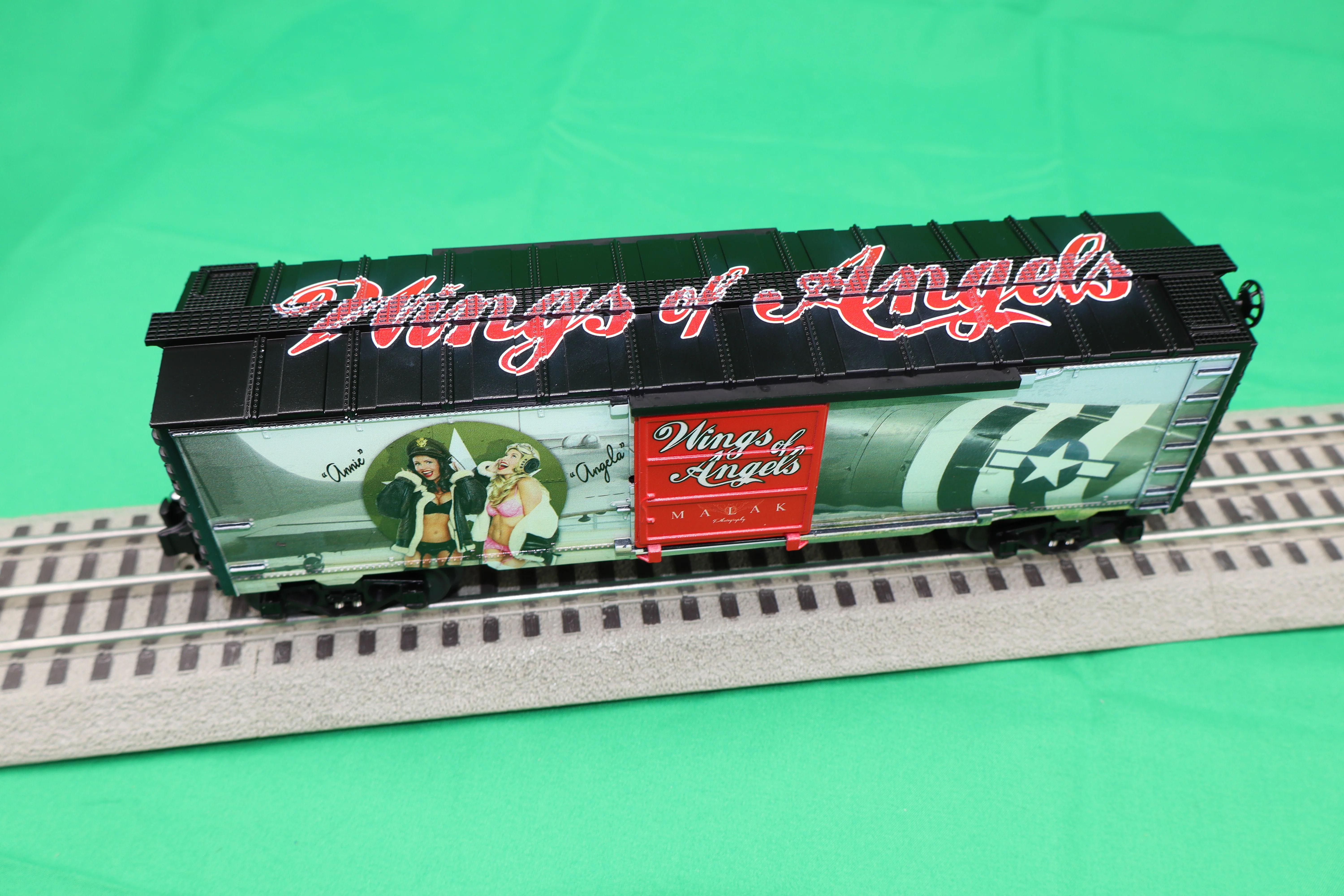 Lionel 2538190 - U.S. Army Boxcar "Wings of Angels - High Altitude Hotties" - Image 4