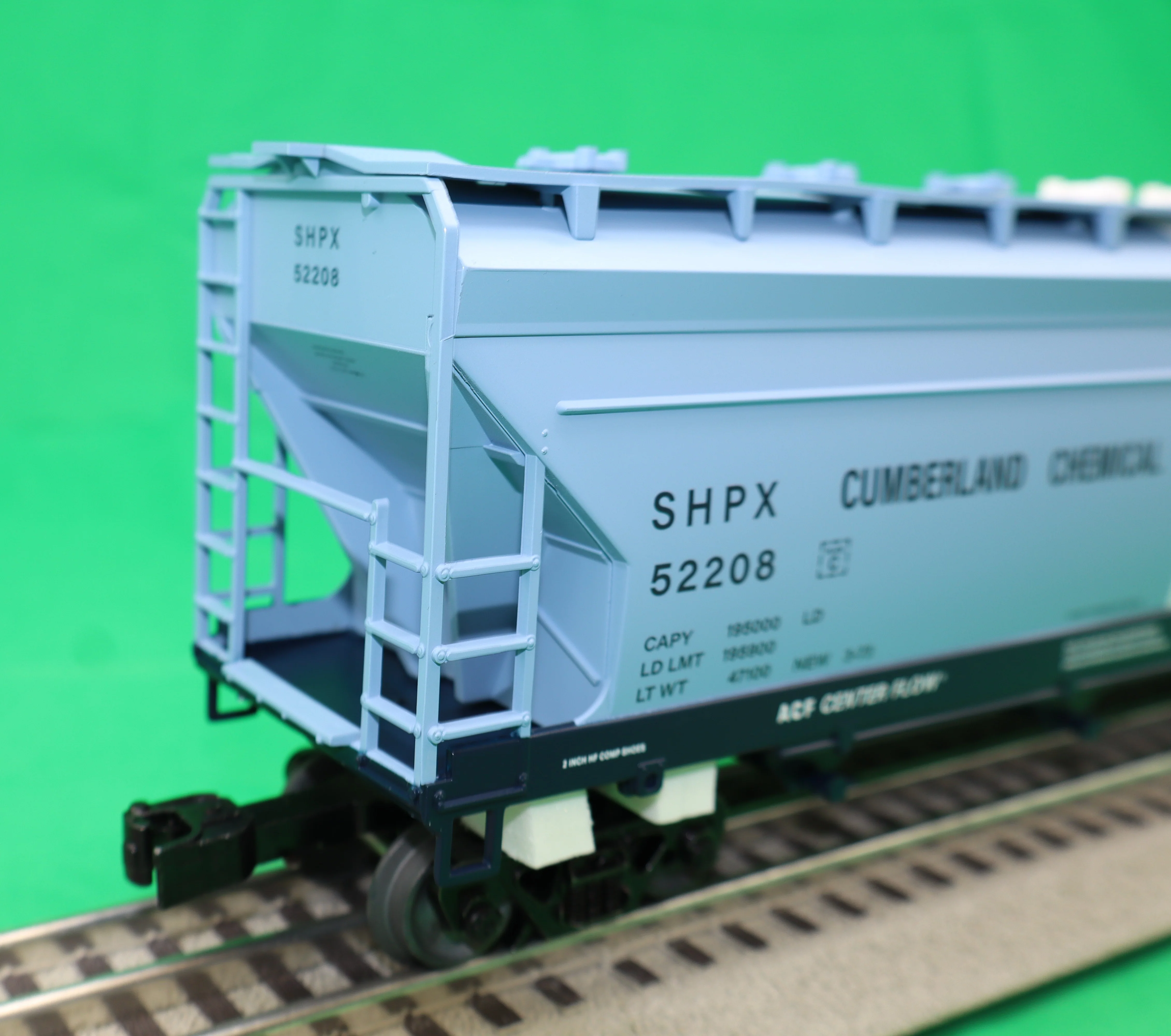 Lionel 2542182 - 4-Bay Centerflow Hopper Car "Cumberland Chemical" #52208 (ACF) - Image 2