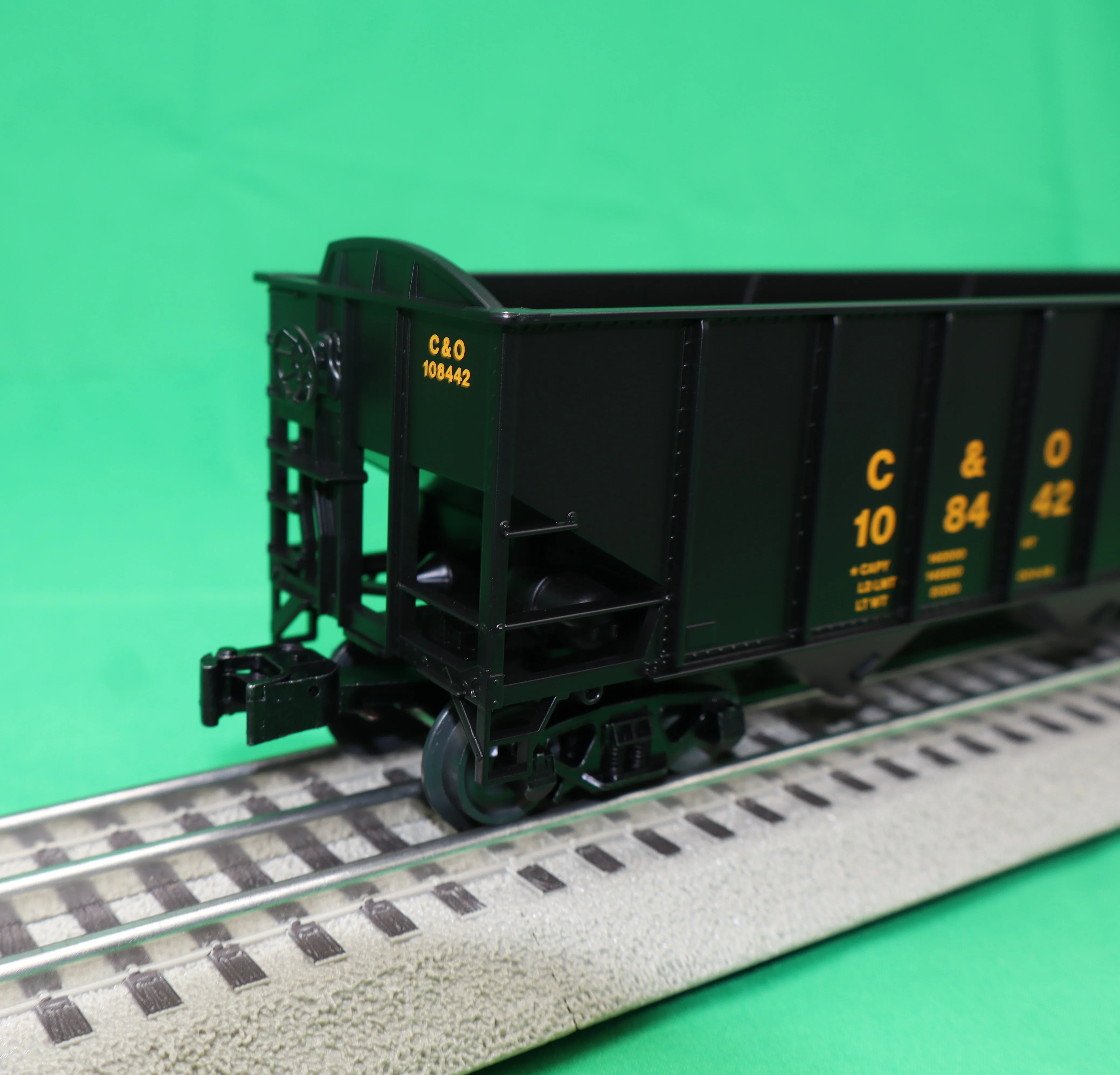 Lionel 2542229 - 3-Bay Hopper w/Peaked Ends "CSX" #108442 - Image 2