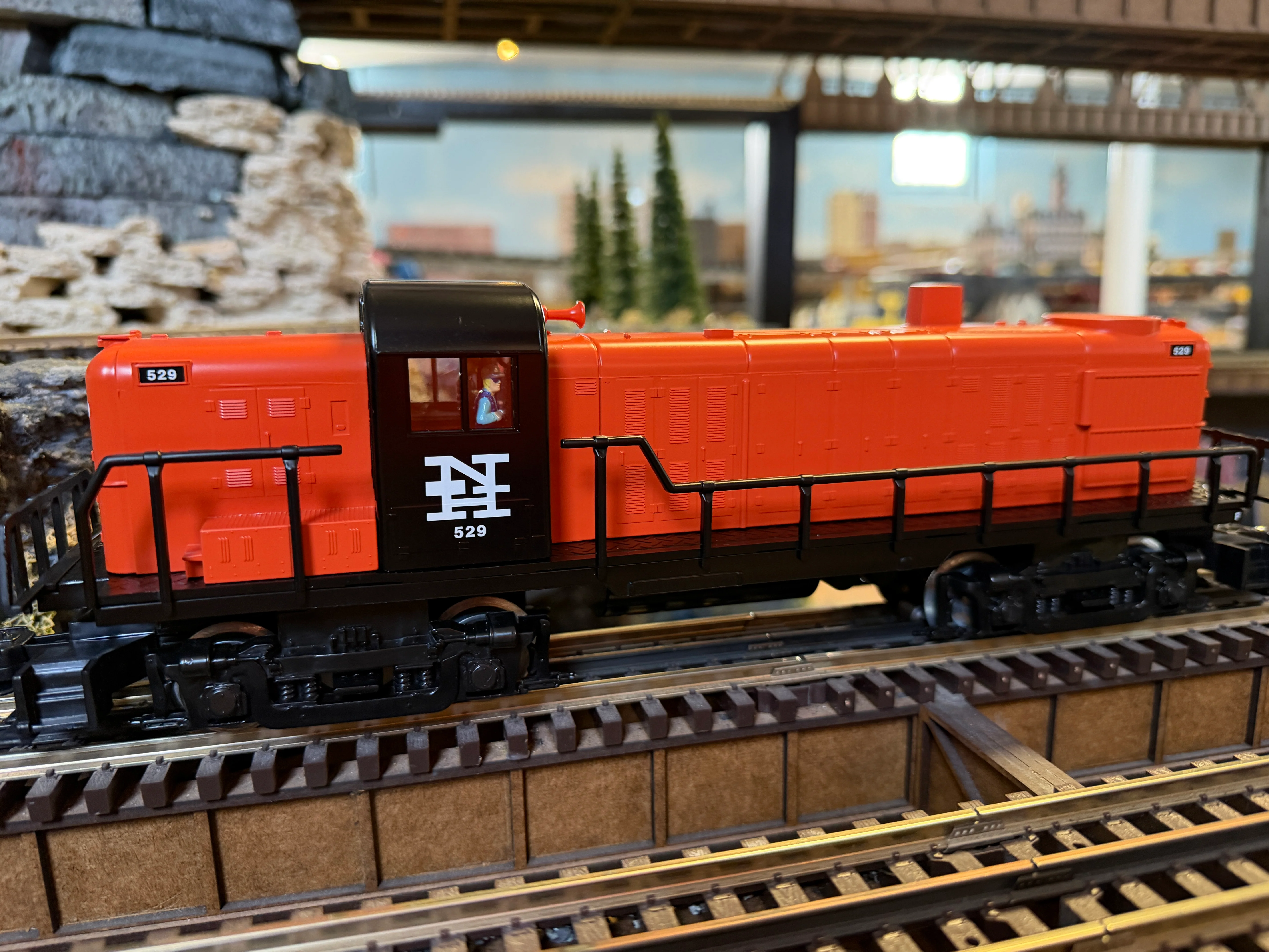 Lionel 2545060 - LionChief RS-3 Diesel Locomotive "New Haven" #529 - Image 2
