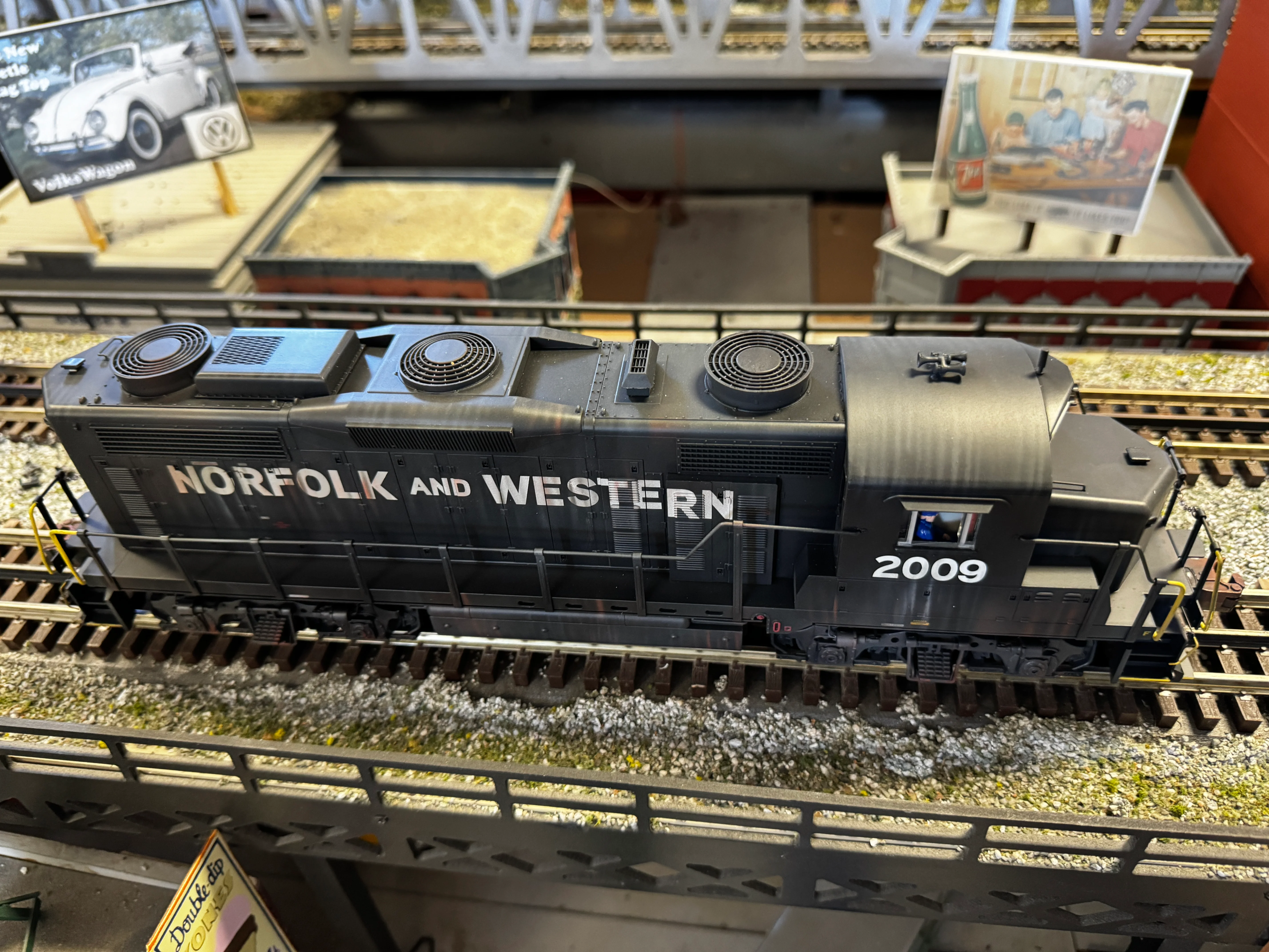 Lionel 2333800W - Legacy GP20 Diesel Locomotive "Norfolk & Western" #2009 - Custom Run for MrMuffin'sTrains - Weathered by Harry Hieke - Image 4