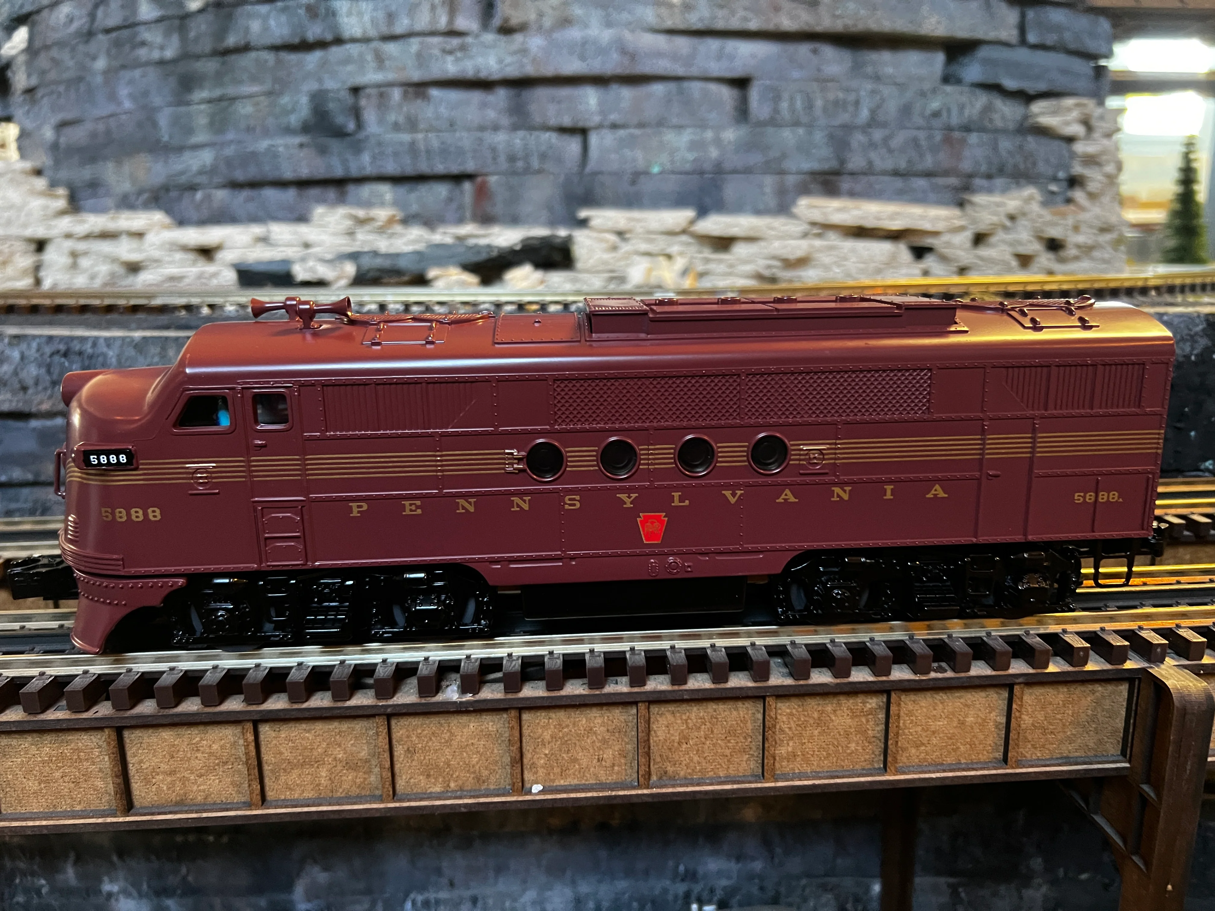 Lionel 2334110 - LionChief FT Diesel Locomotive "Pennsylvania" #5888 - Image 2