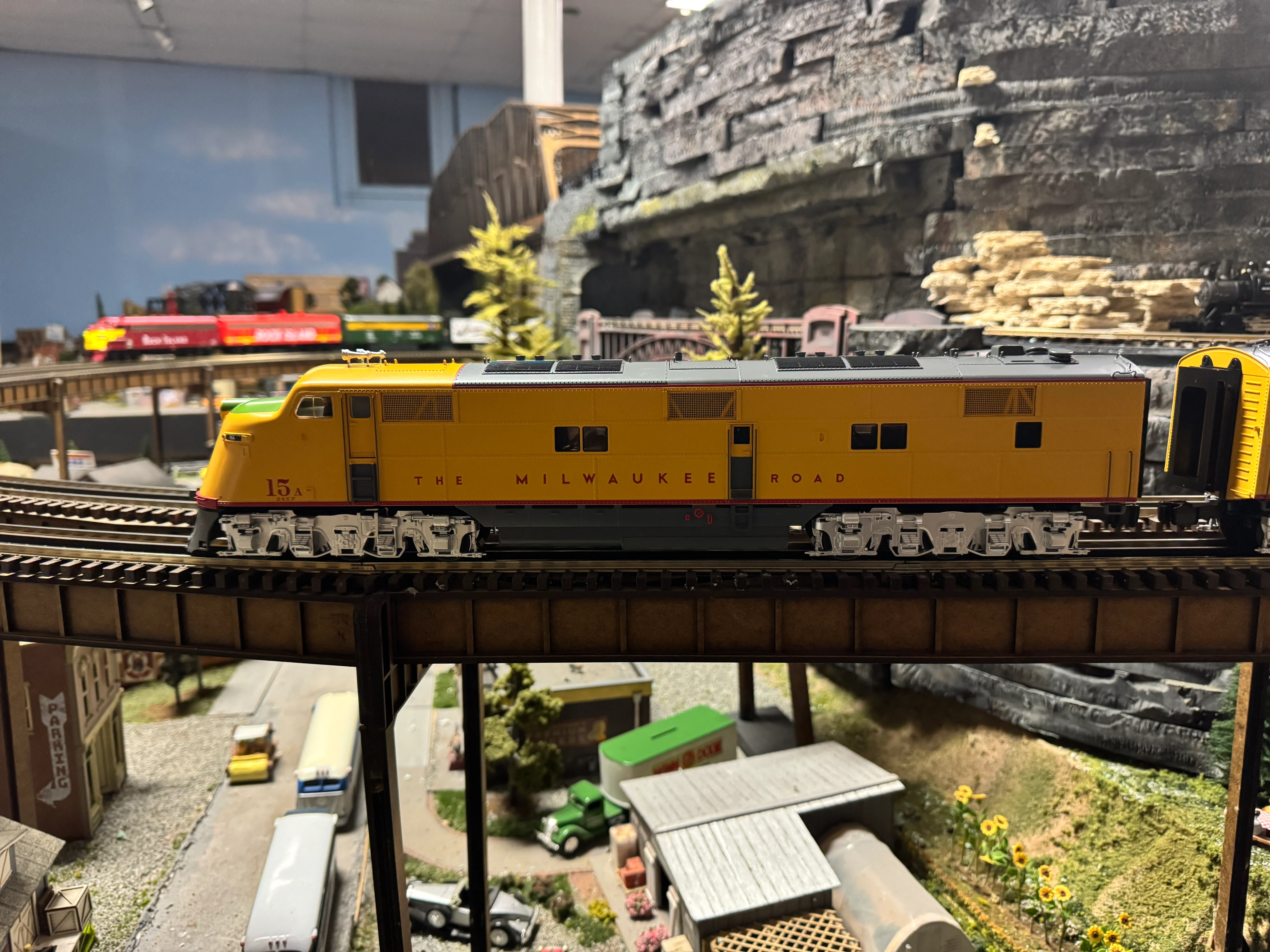Lionel 2433020 - Legacy E6 AA Diesel Locomotive "Milwaukee Road" #15A, 15B (Yellow) - Custom Run for MrMuffin'sTrains - Image 4