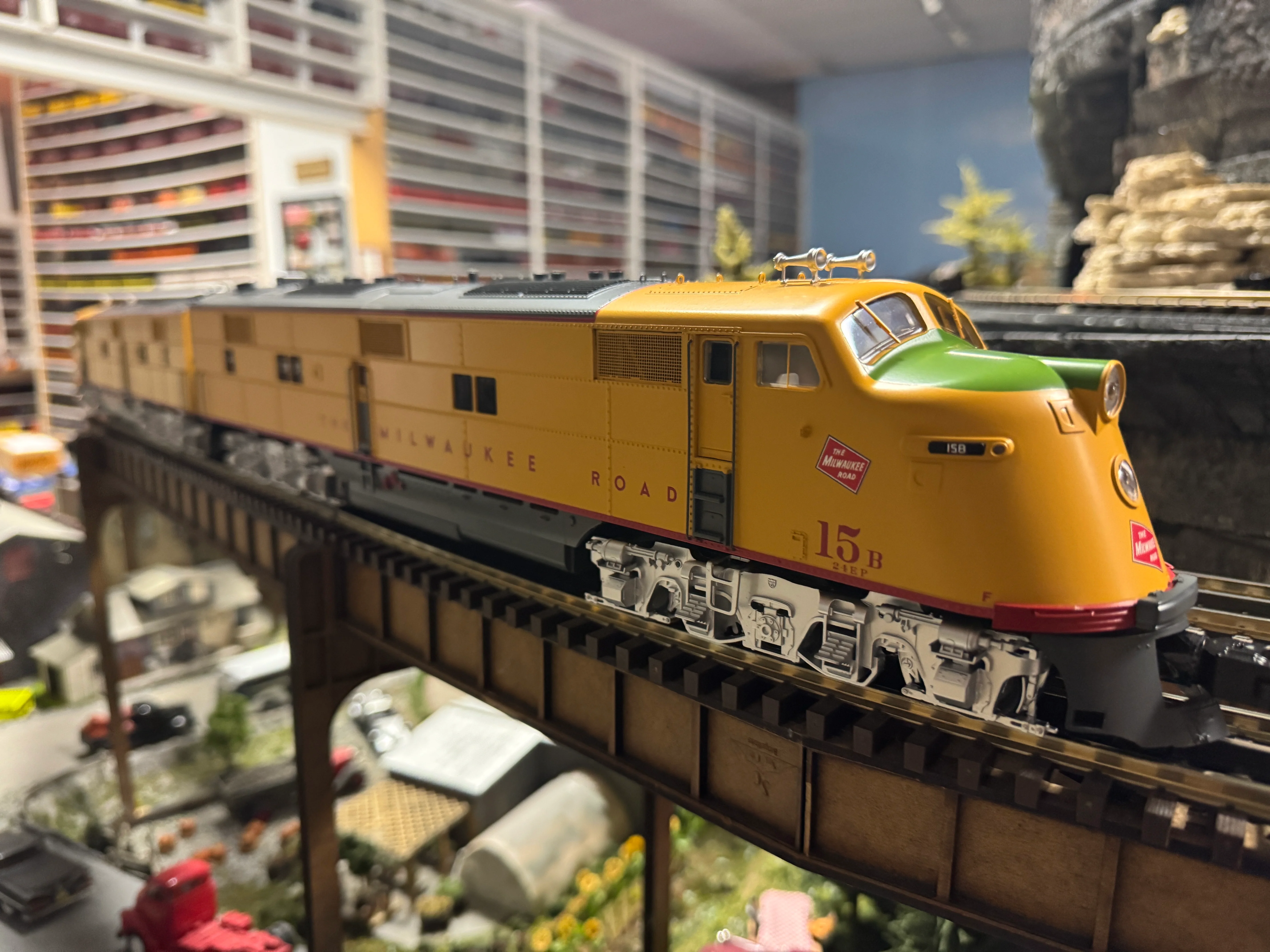 Lionel 2433020 - Legacy E6 AA Diesel Locomotive "Milwaukee Road" #15A, 15B (Yellow) - Custom Run for MrMuffin'sTrains - Image 6