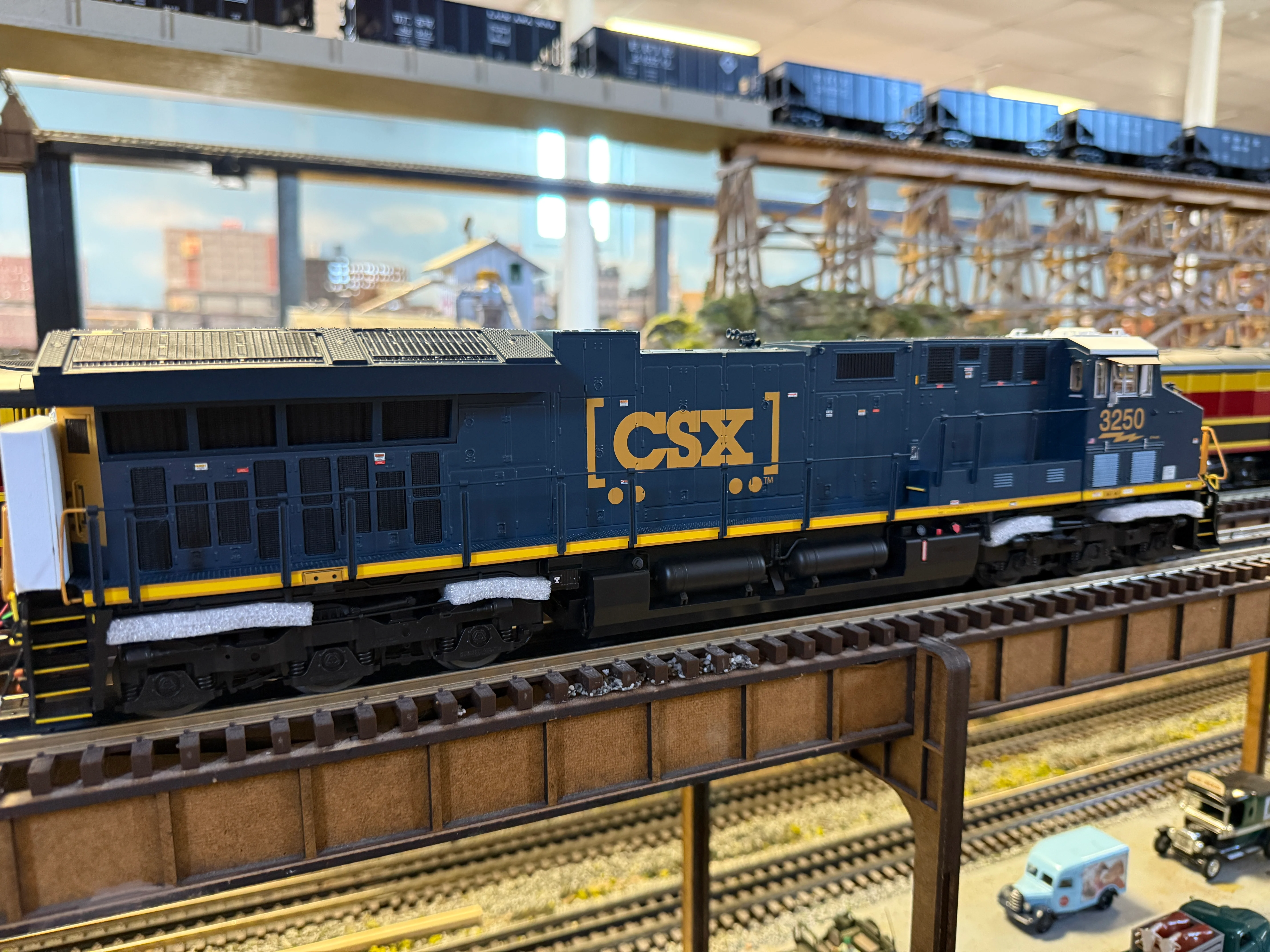 Lionel 2533471 - Legacy ET44AC Diesel Locomotive "CSX" #3250 - Image 5
