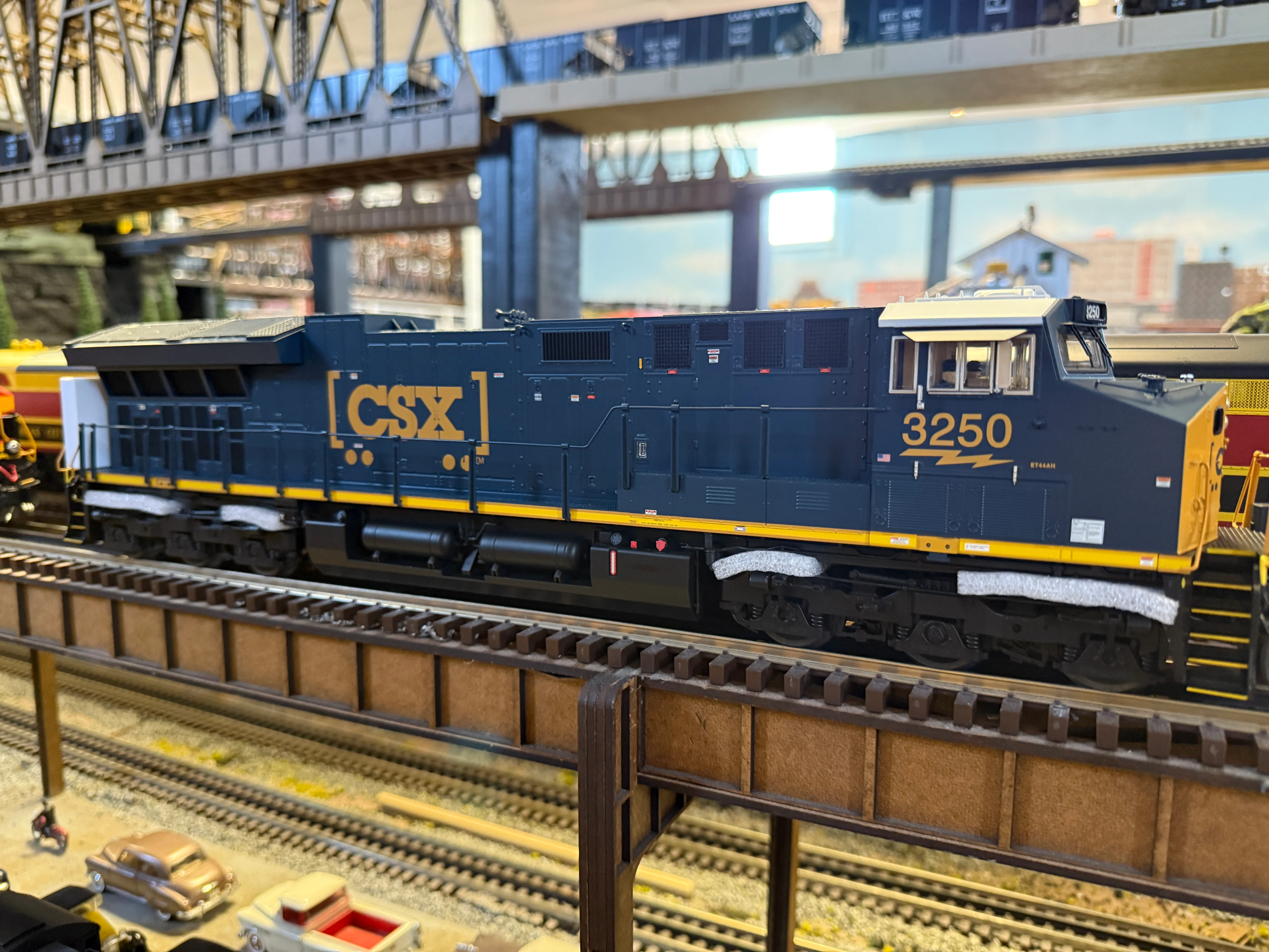 Lionel 2533472 - Legacy ET44AC Diesel Locomotive "CSX" #3302 - Image 3