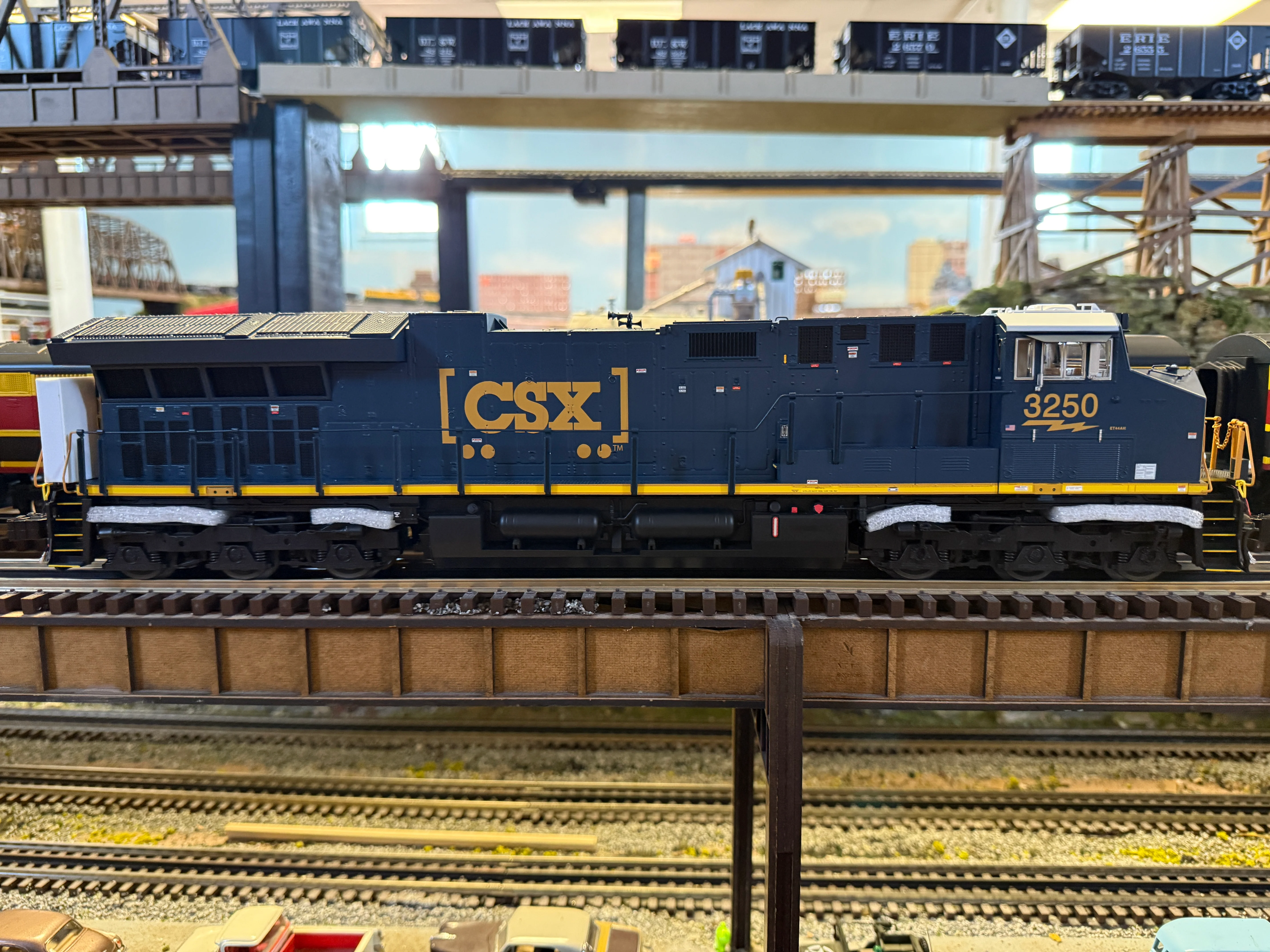 Lionel 2533472 - Legacy ET44AC Diesel Locomotive "CSX" #3302 - Image 4
