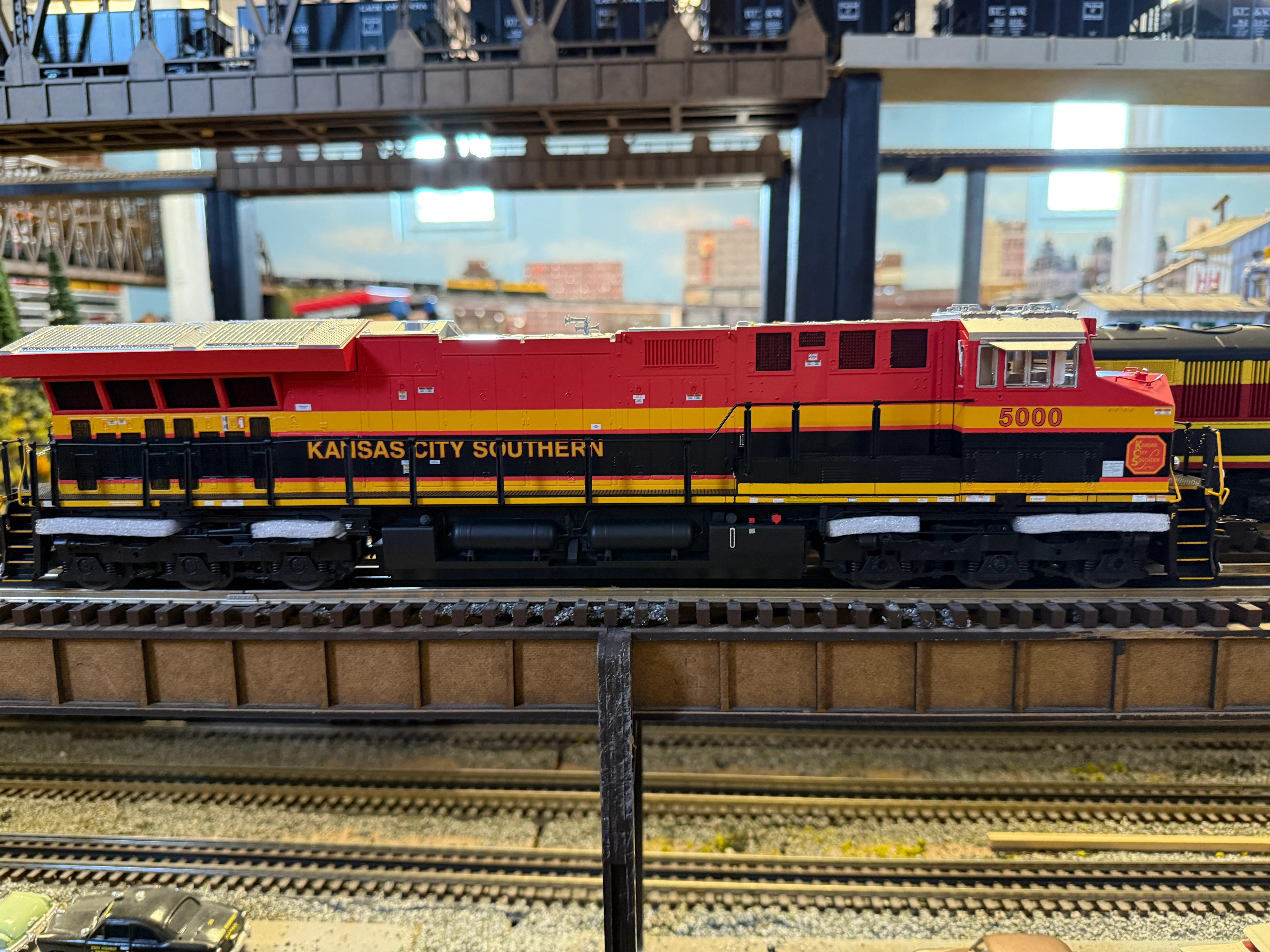 Lionel 2533482 - Legacy ET44AC Diesel Locomotive "Kansas City Southern" #5005 - Image 4