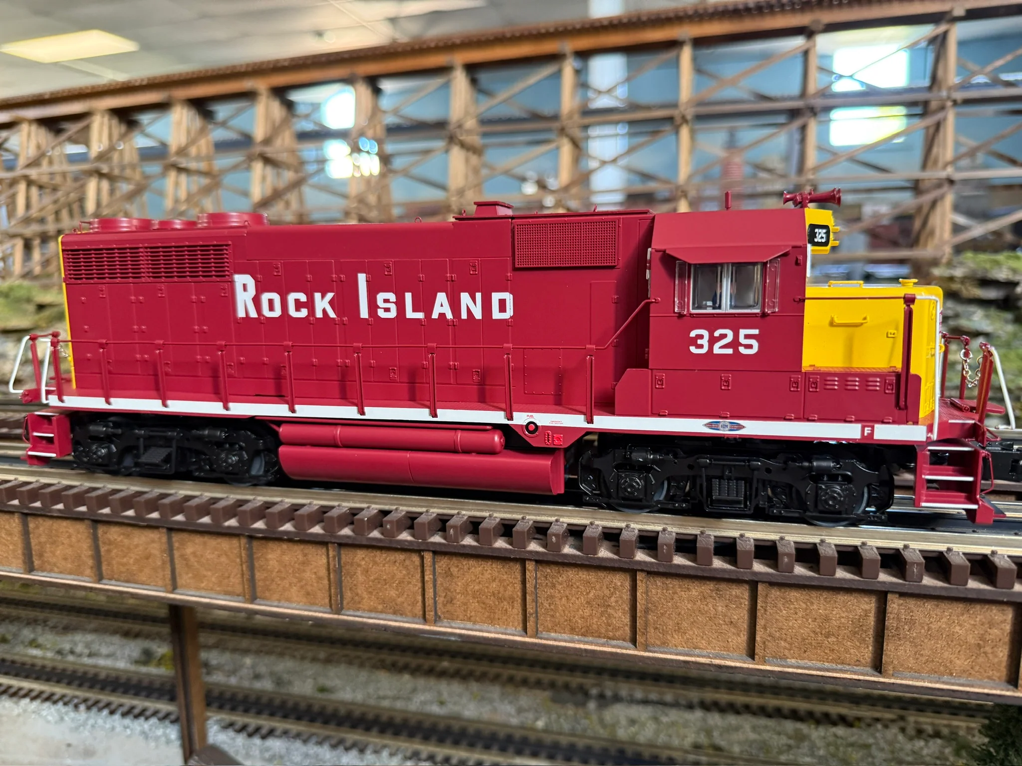Lionel 2533956 - Legacy GP35 Diesel Locomotive "Rock Island" #325 - Custom Run for MrMuffin'sTrains - Image 3