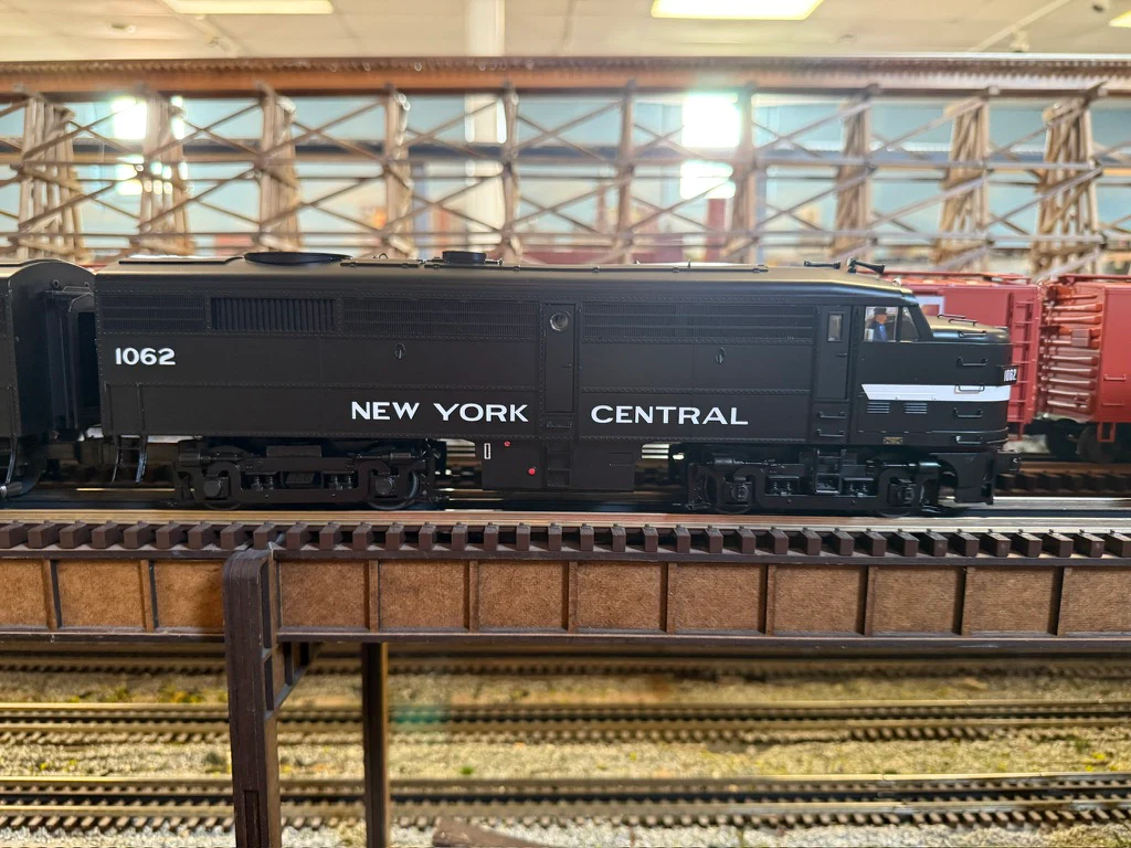 Lionel 2533971 - Legacy FA-2 AA Diesel Set "New York Central" #1062/1063 (Cigar Band) - Custom Run for MrMuffin'sTrains - Image 4