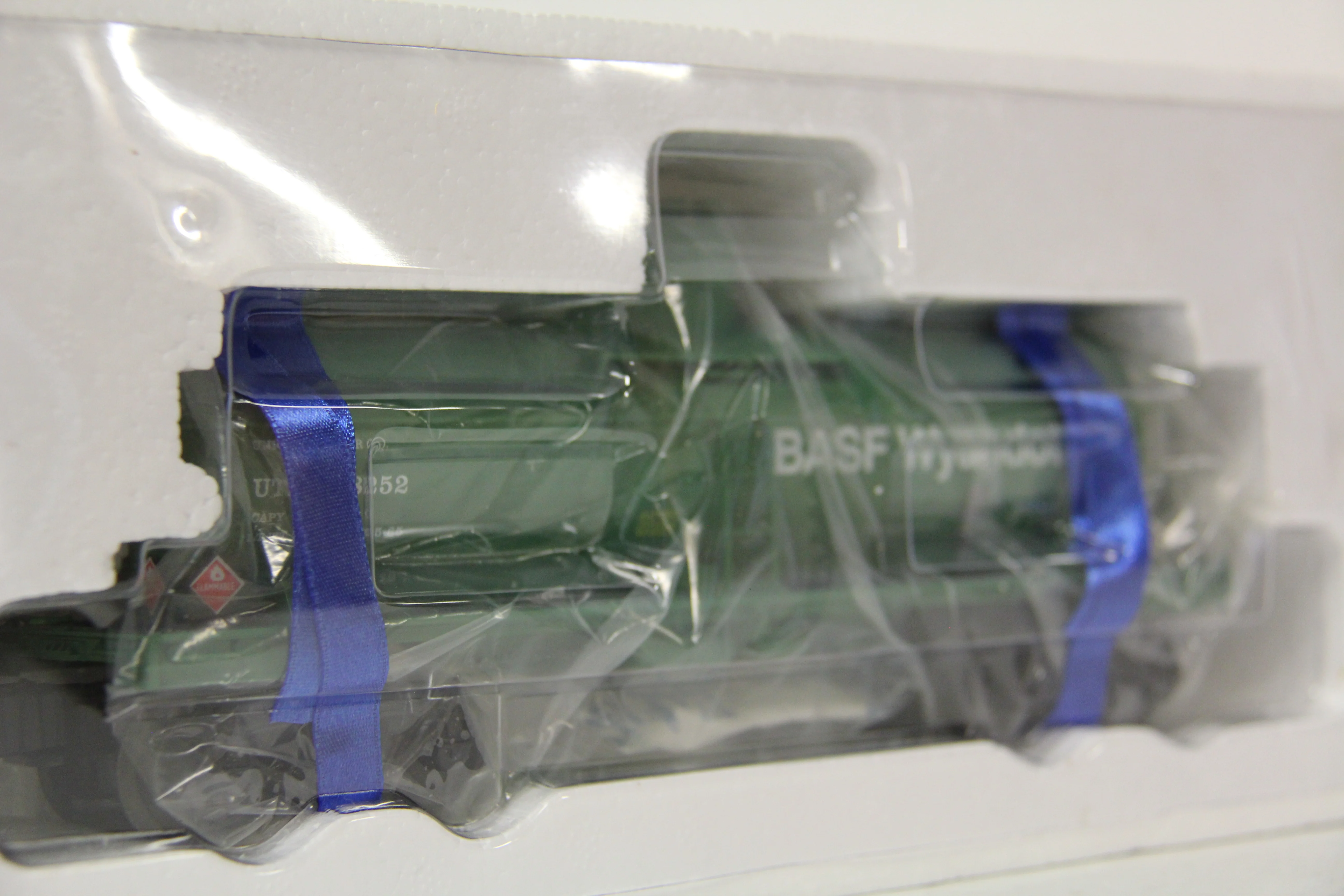 Lionel 6-19614- BASF 8,000 Gallon Tankcar-Second hand-M6399 - Image 3