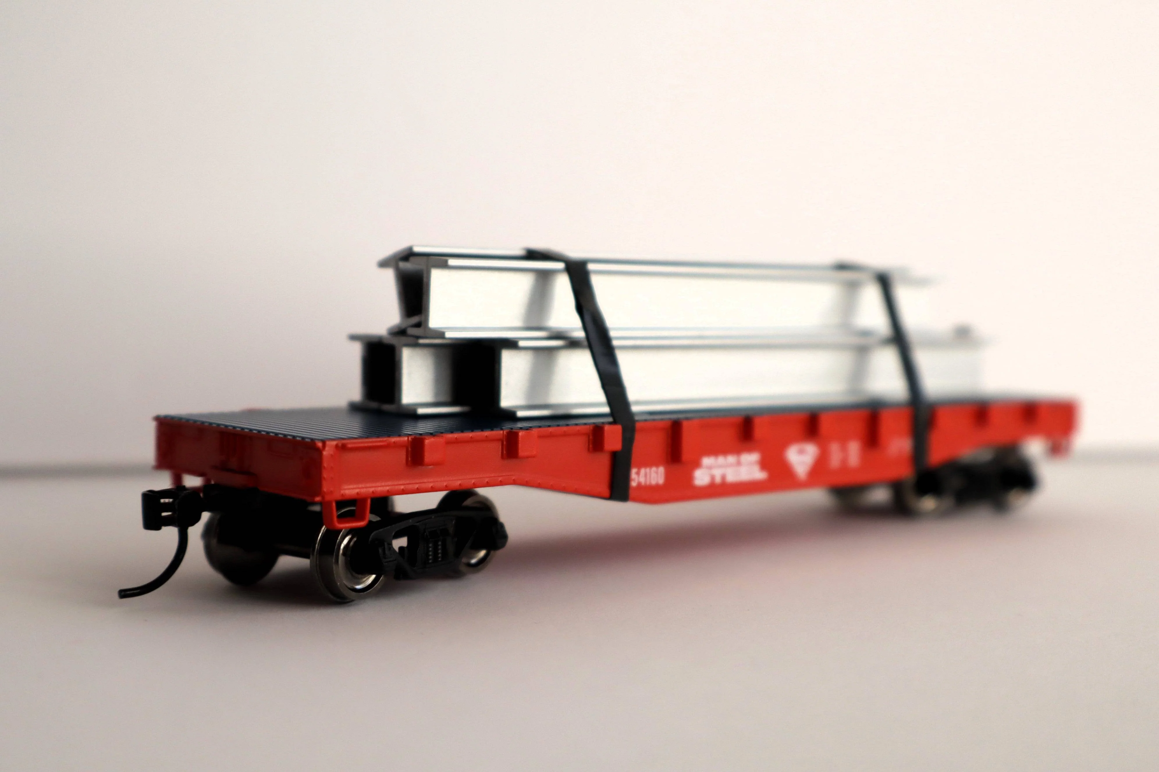 Lionel HO 2554160 - Justice League - Superman Flat Car w/ I-Beam Load "Man of Steel" #54160 - Image 2