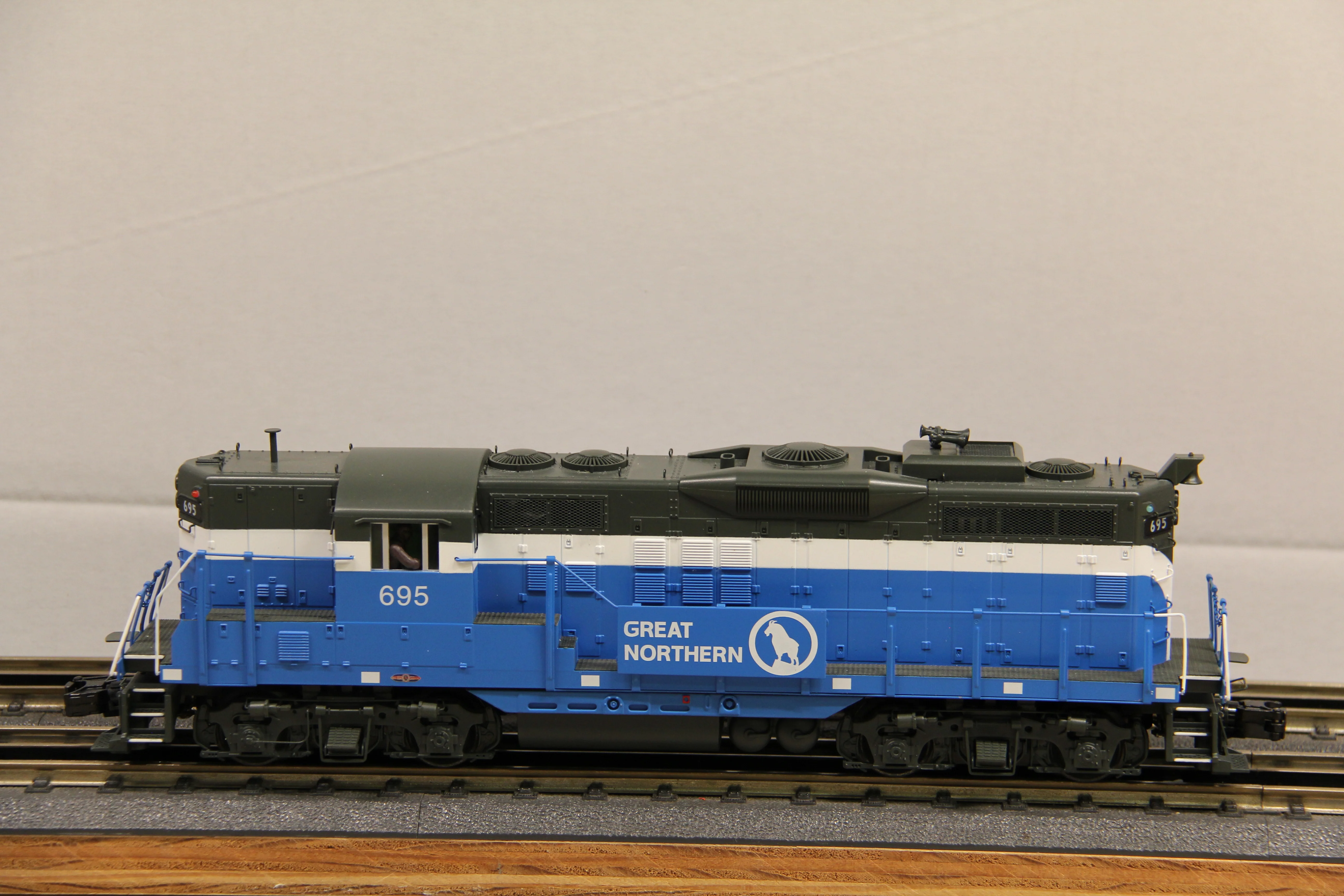 MTH 20-21518-1 Great Northern GP-9 Diesel Engine #695-Second hand-M7454 - Image 3